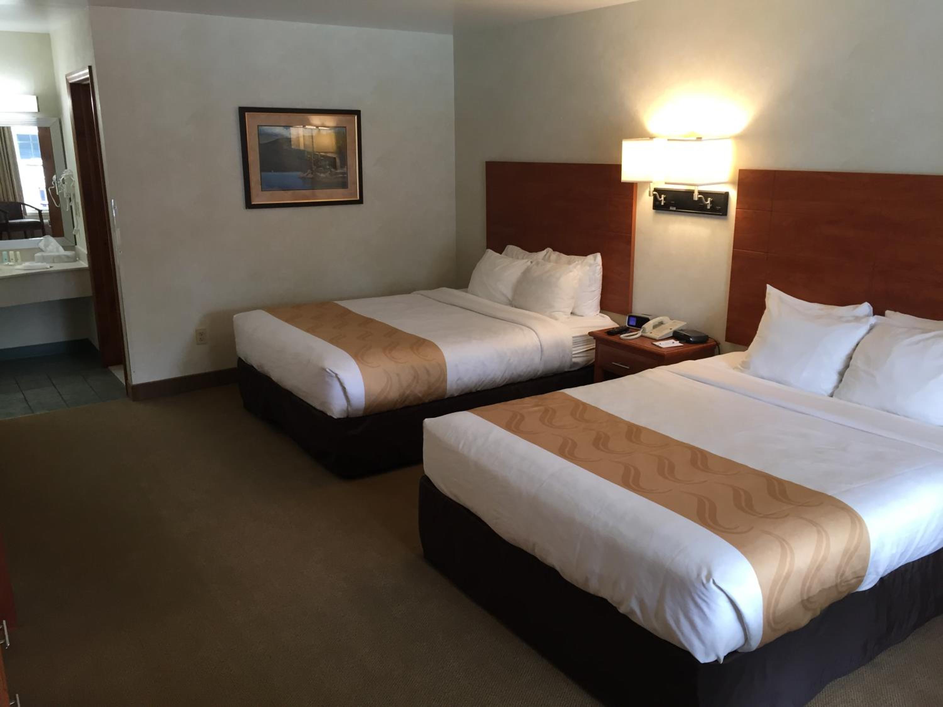 Queen Room with Two Queen Beds - Non-Smoking - Photo 13