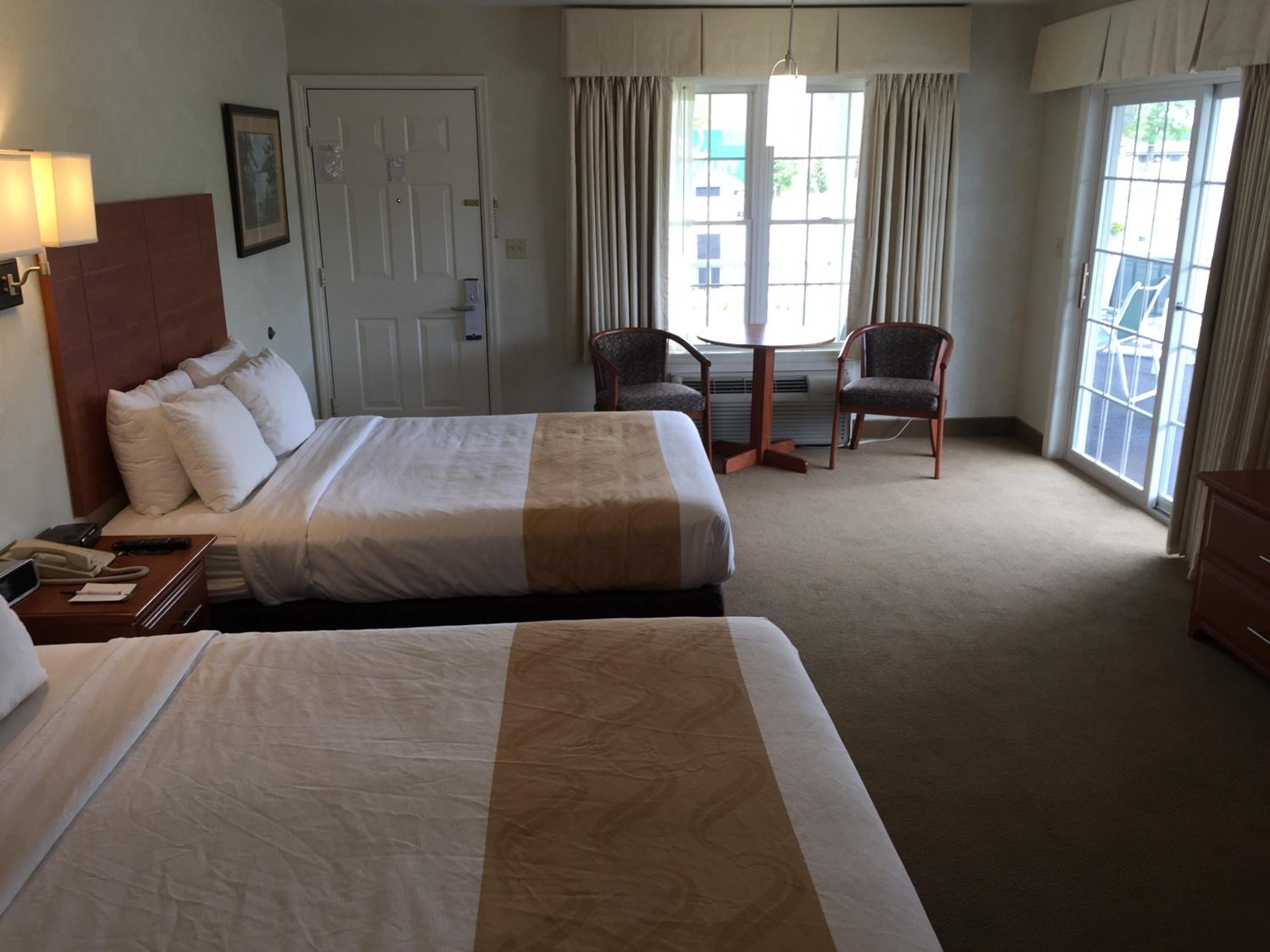 Queen Room with Two Queen Beds - Non-Smoking - Photo 12