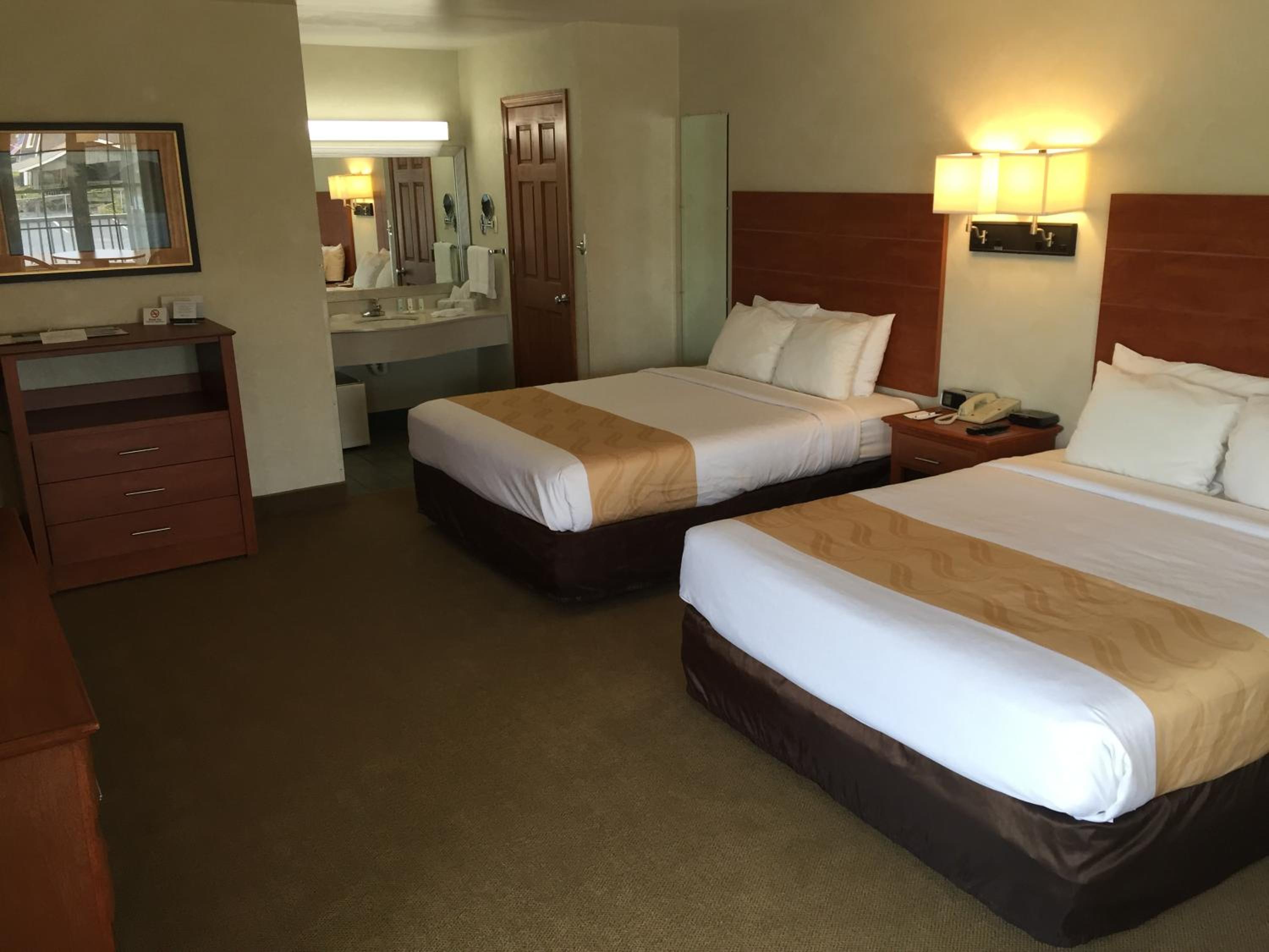 Queen Room with Two Queen Beds - Non-Smoking - Photo 11