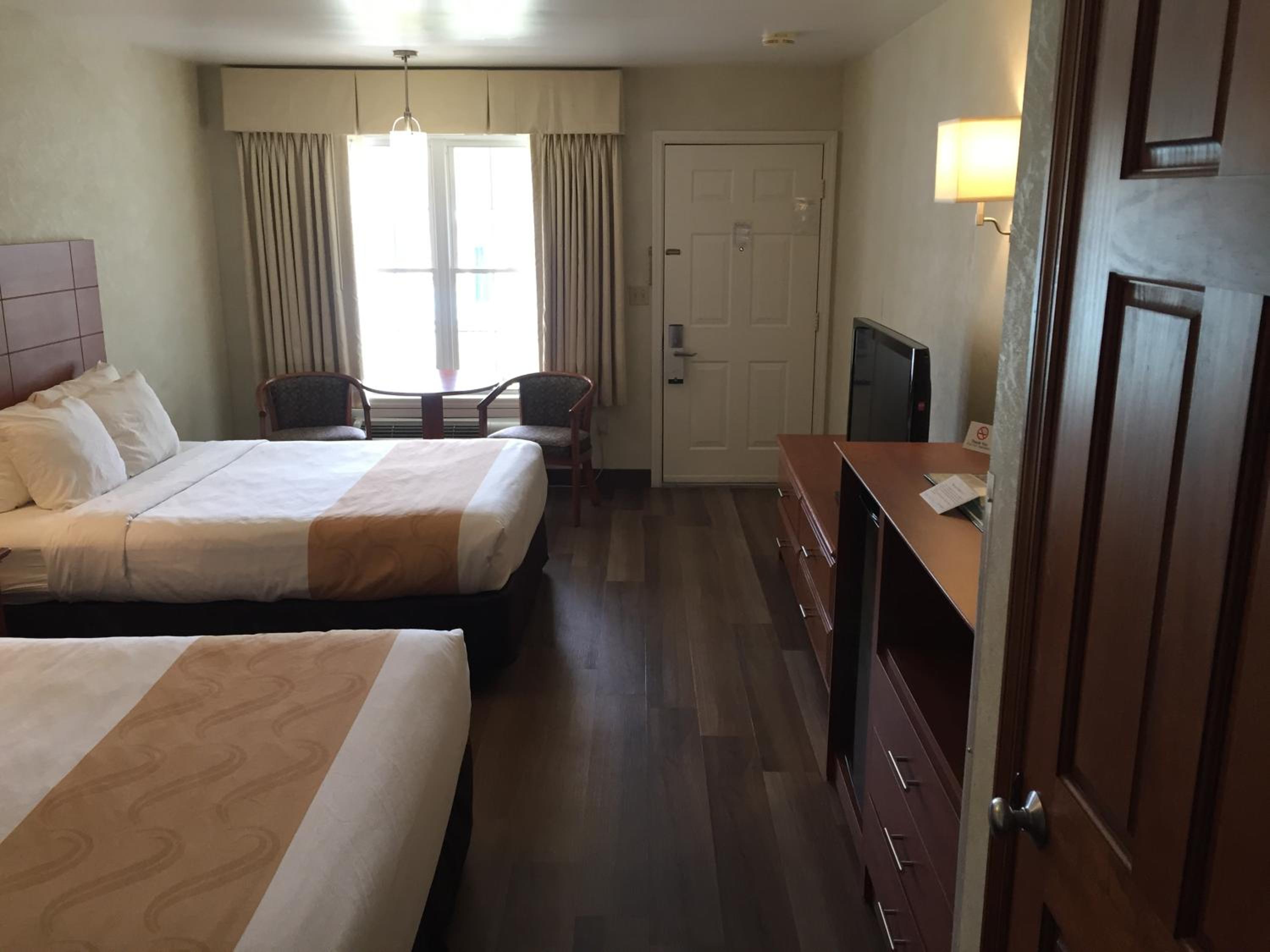 Queen Room with Two Queen Beds - Non-Smoking - Photo 10