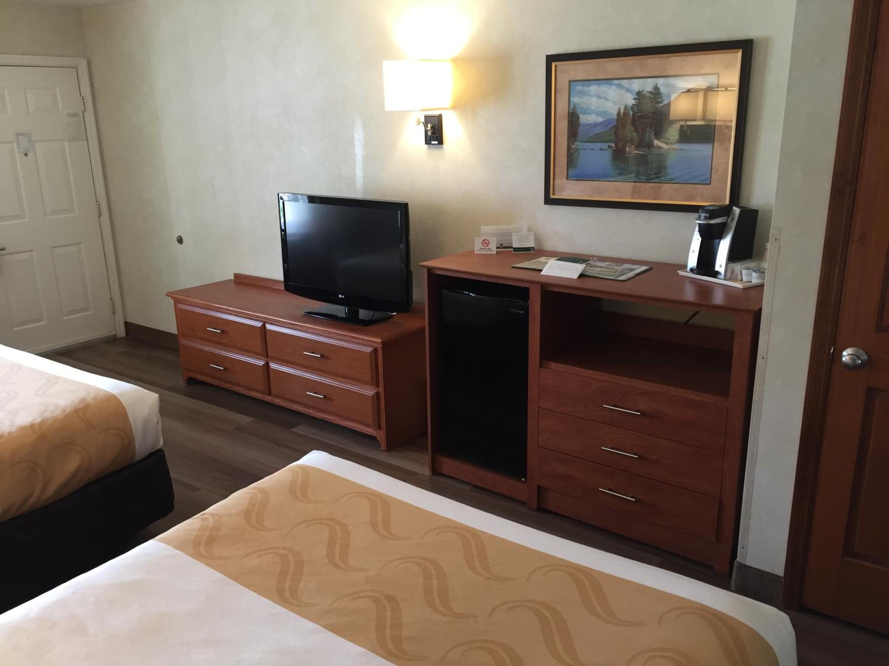 Queen Room with Two Queen Beds - Non-Smoking - Photo 9