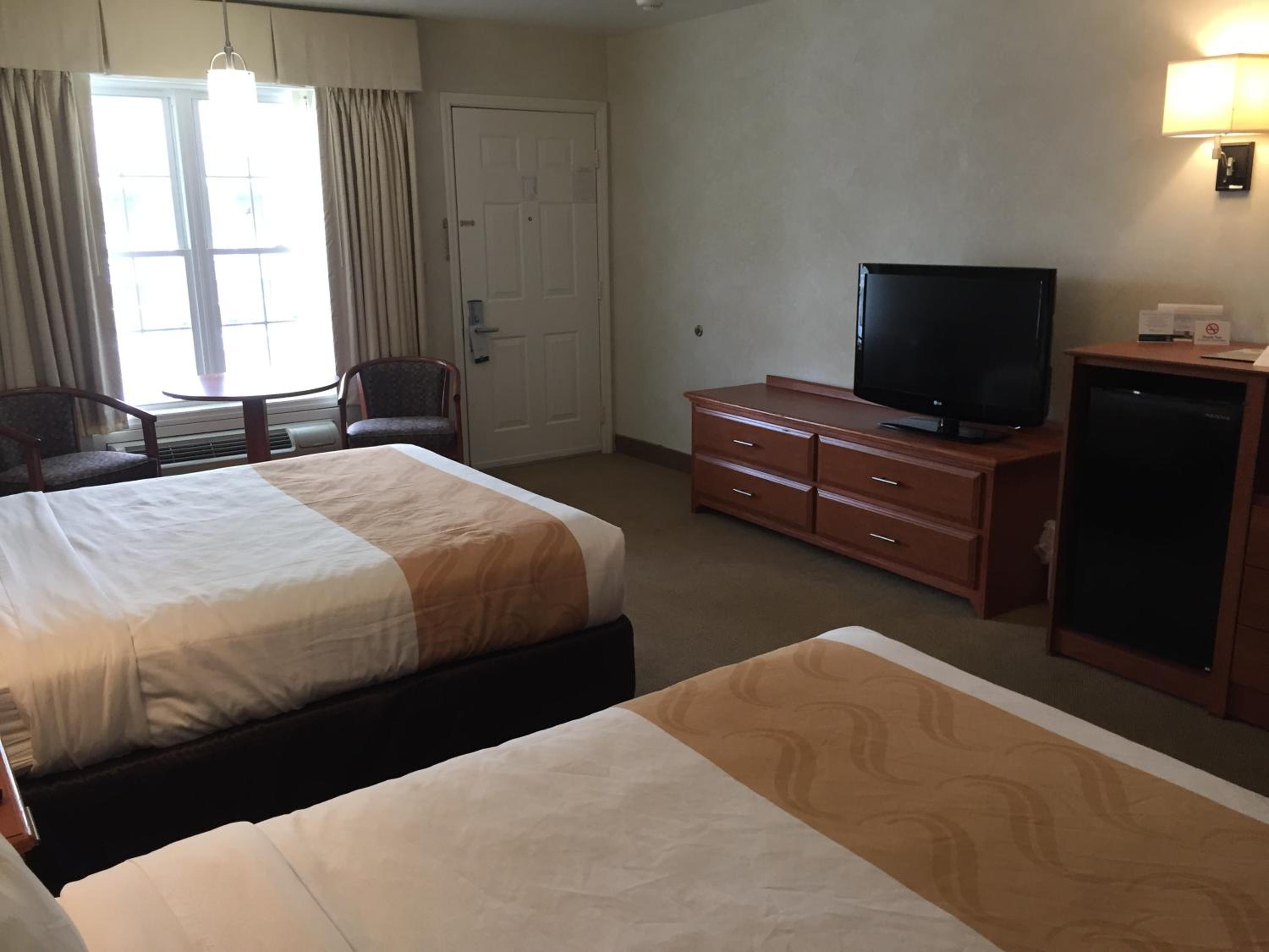 Queen Room with Two Queen Beds - Non-Smoking - Photo 8