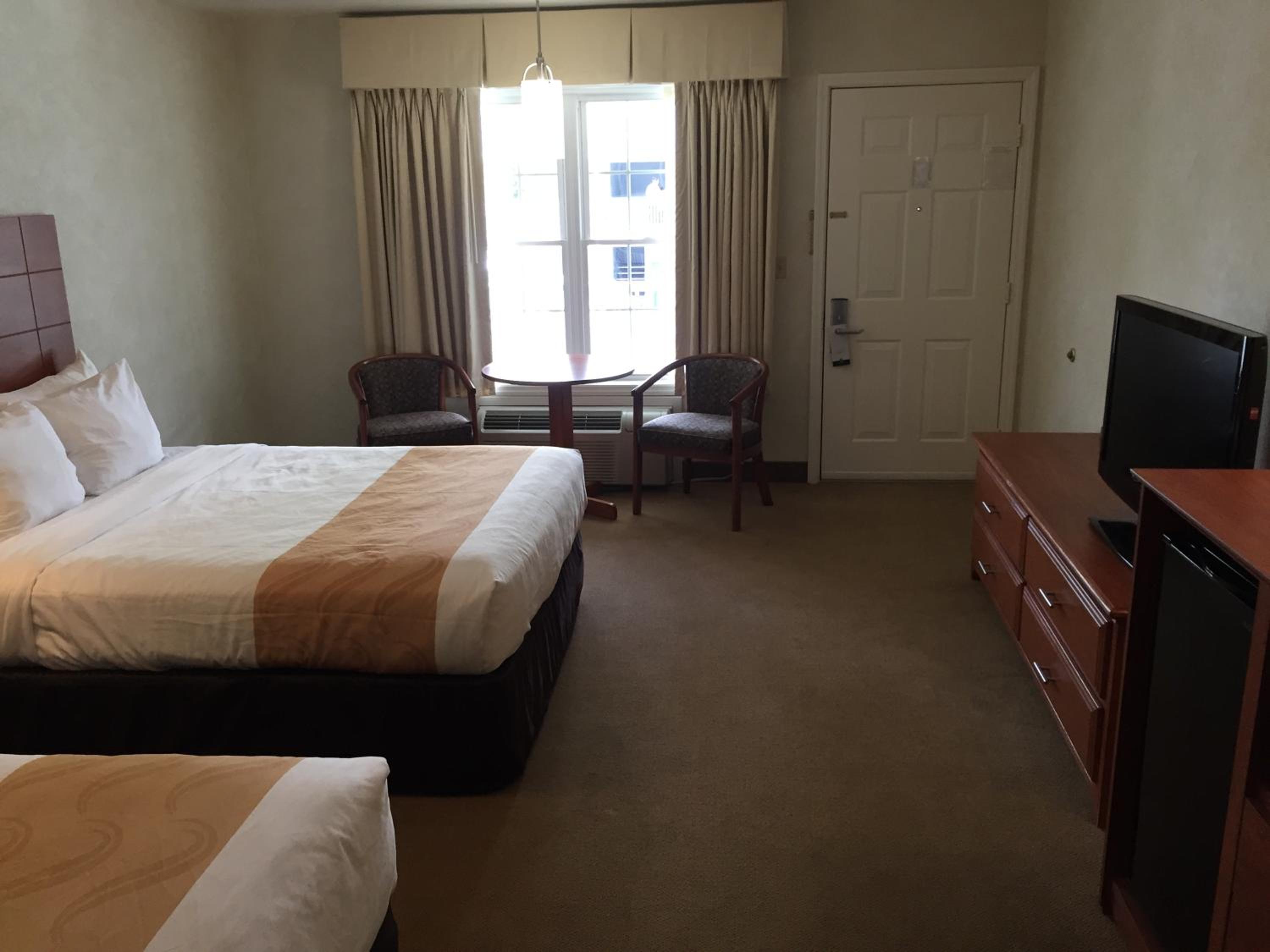 Queen Room with Two Queen Beds - Non-Smoking - Photo 7