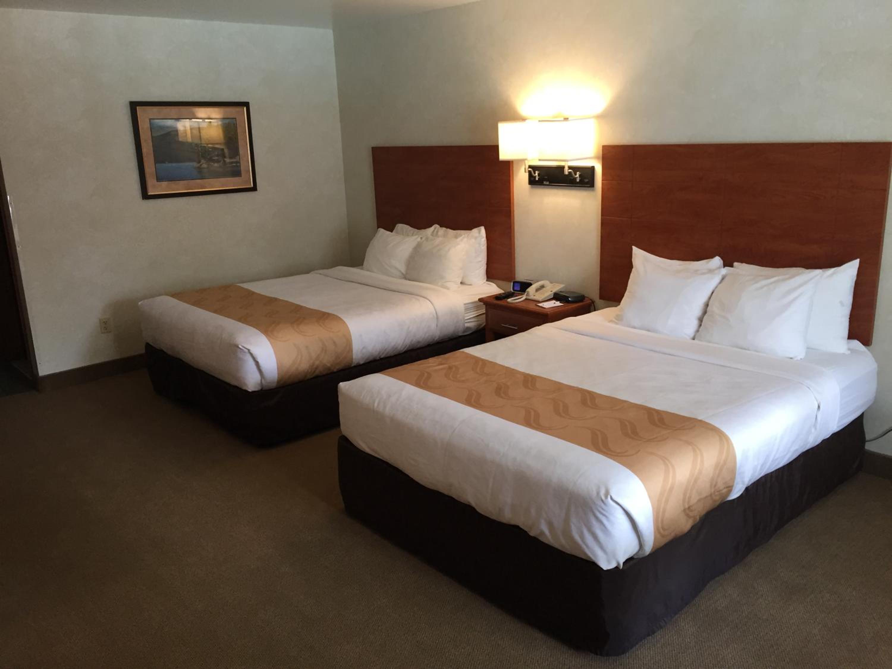 Queen Room with Two Queen Beds - Non-Smoking - Photo 6
