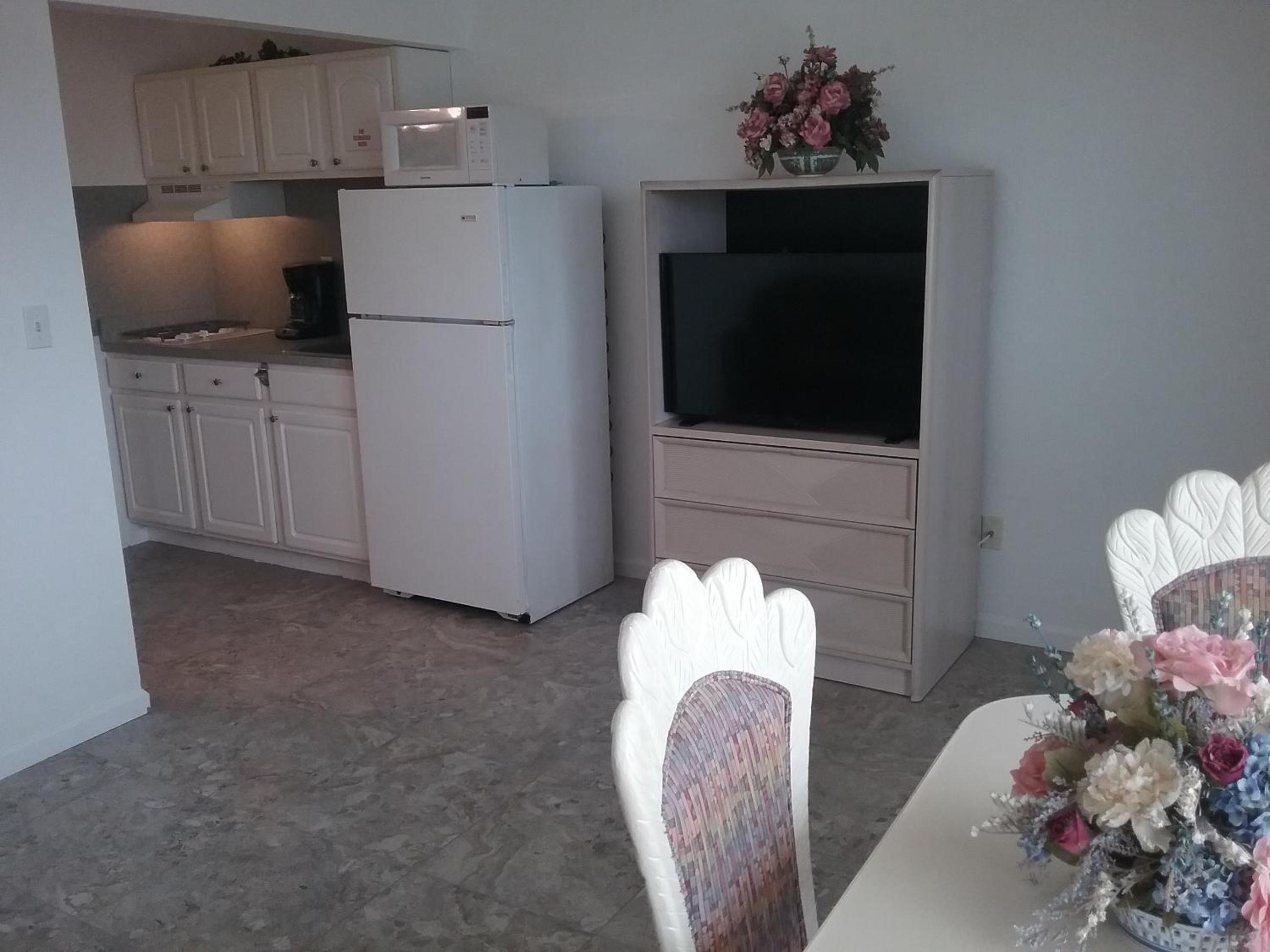 One-Bedroom King Suite Side Ocean View and Kitchenette (Third Floor Only) photo 3