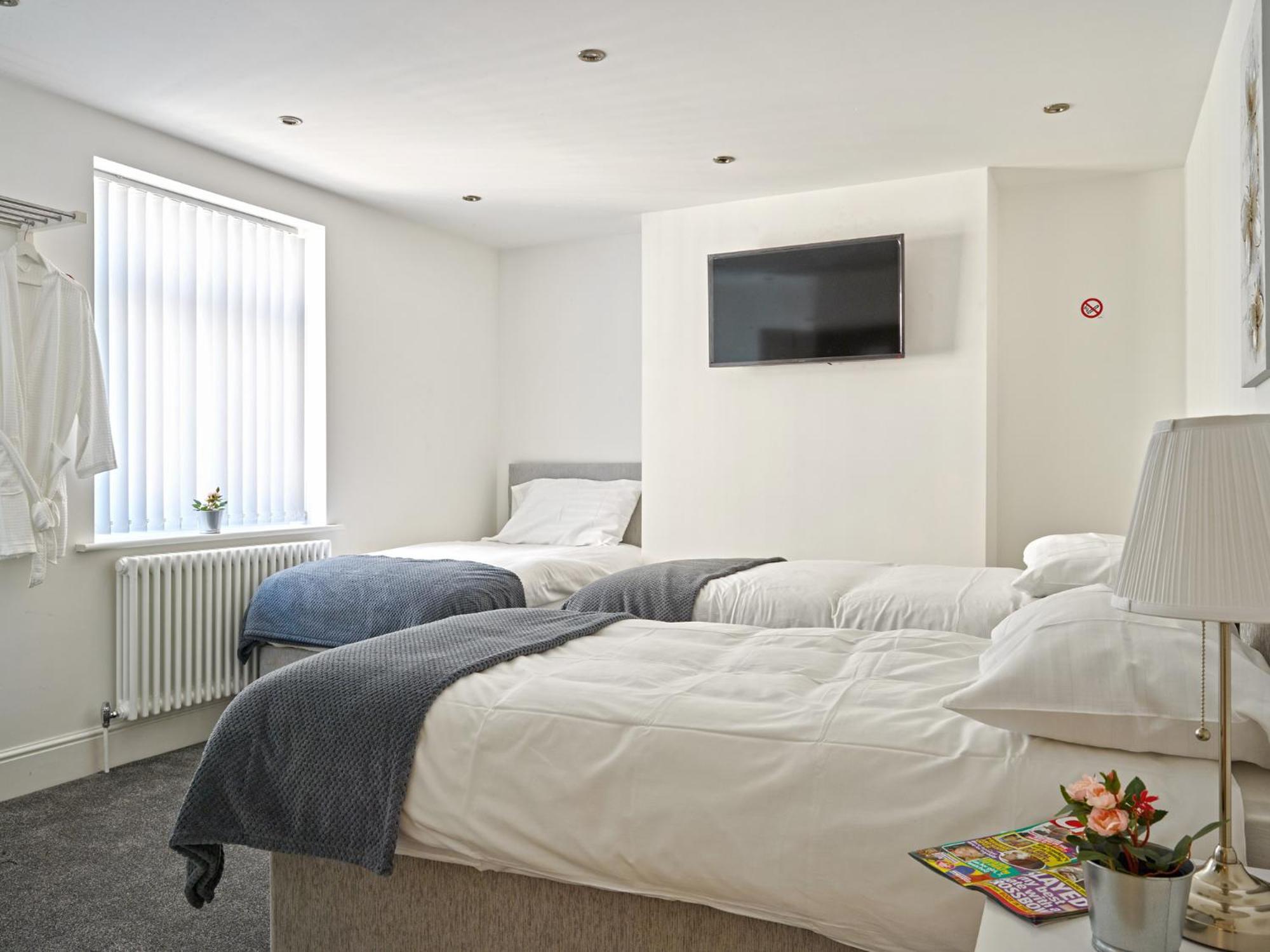 Triple Room with Private Bathroom - Photo 2