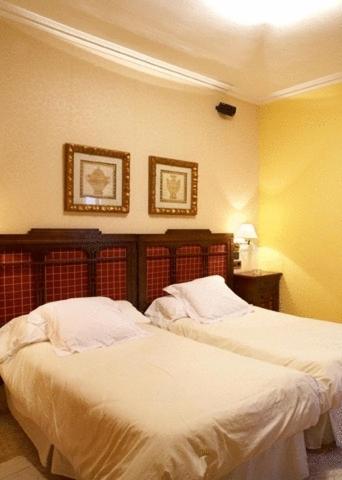 Double or Twin Room - Photo 9