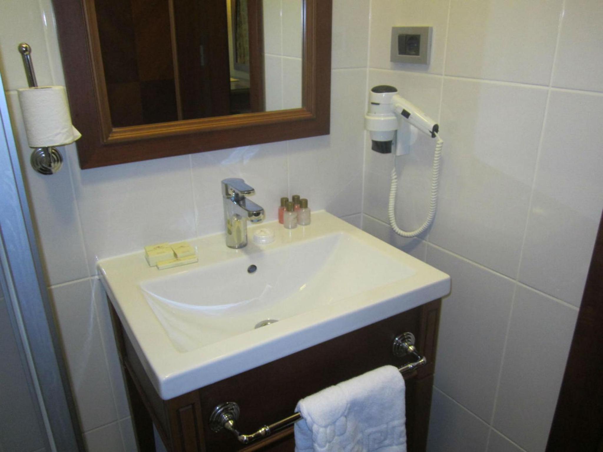 Economy Twin Room photo 3