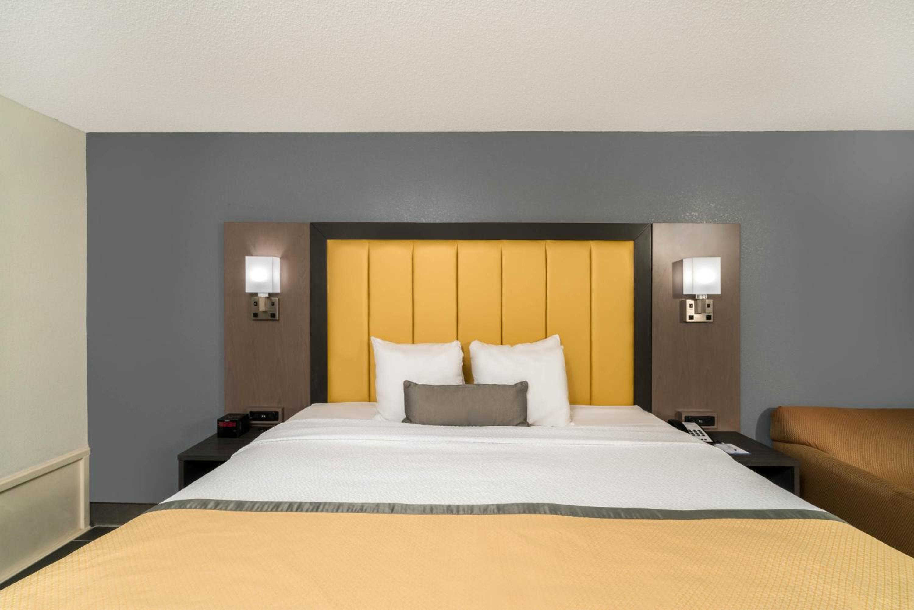 King Room - Non-Smoking - Photo 3