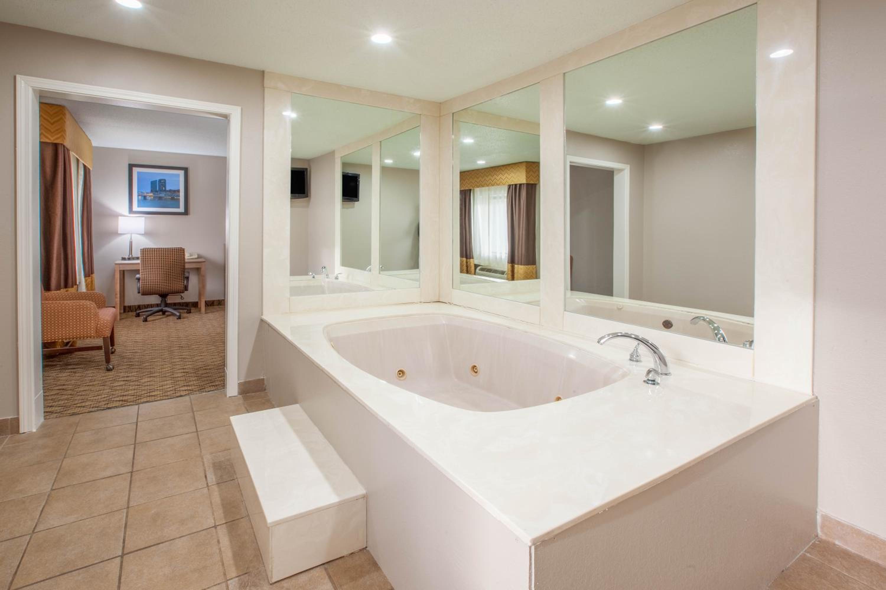 Deluxe Queen Suite - Non-Smoking - Photo 4