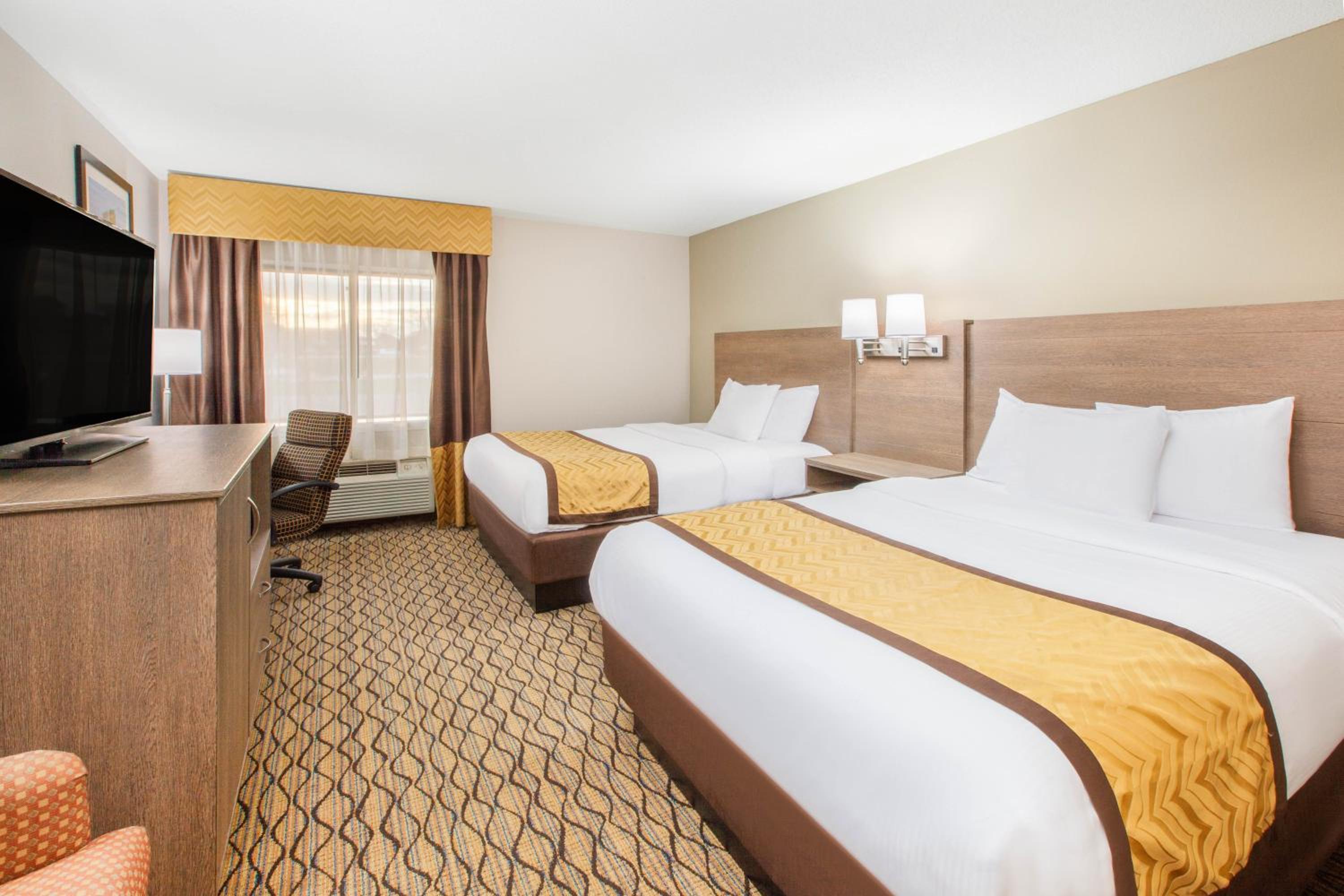Queen Room with Two Queen Beds - Non-Smoking - Photo 2