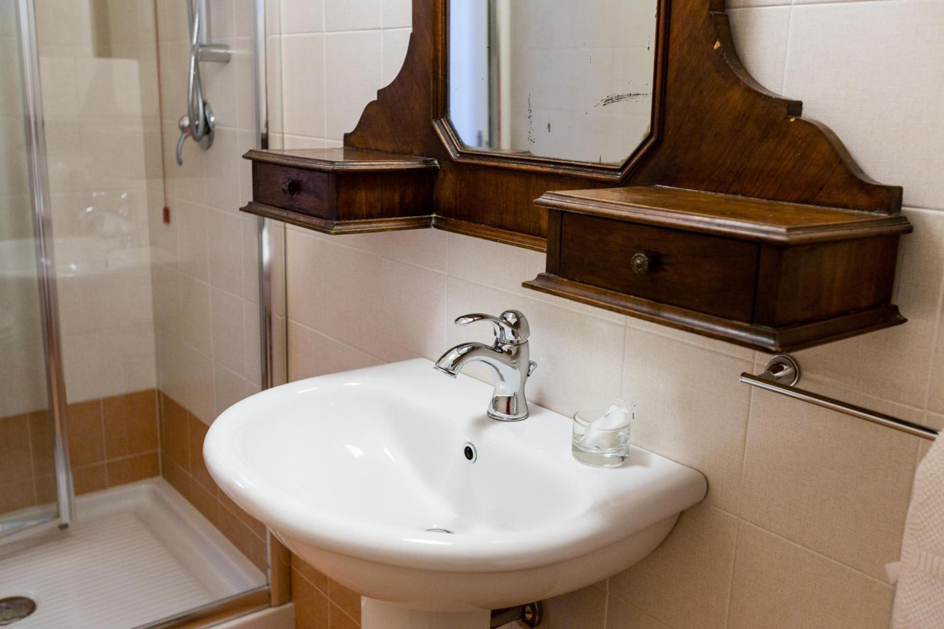 Deluxe Family Suite - Photo 16