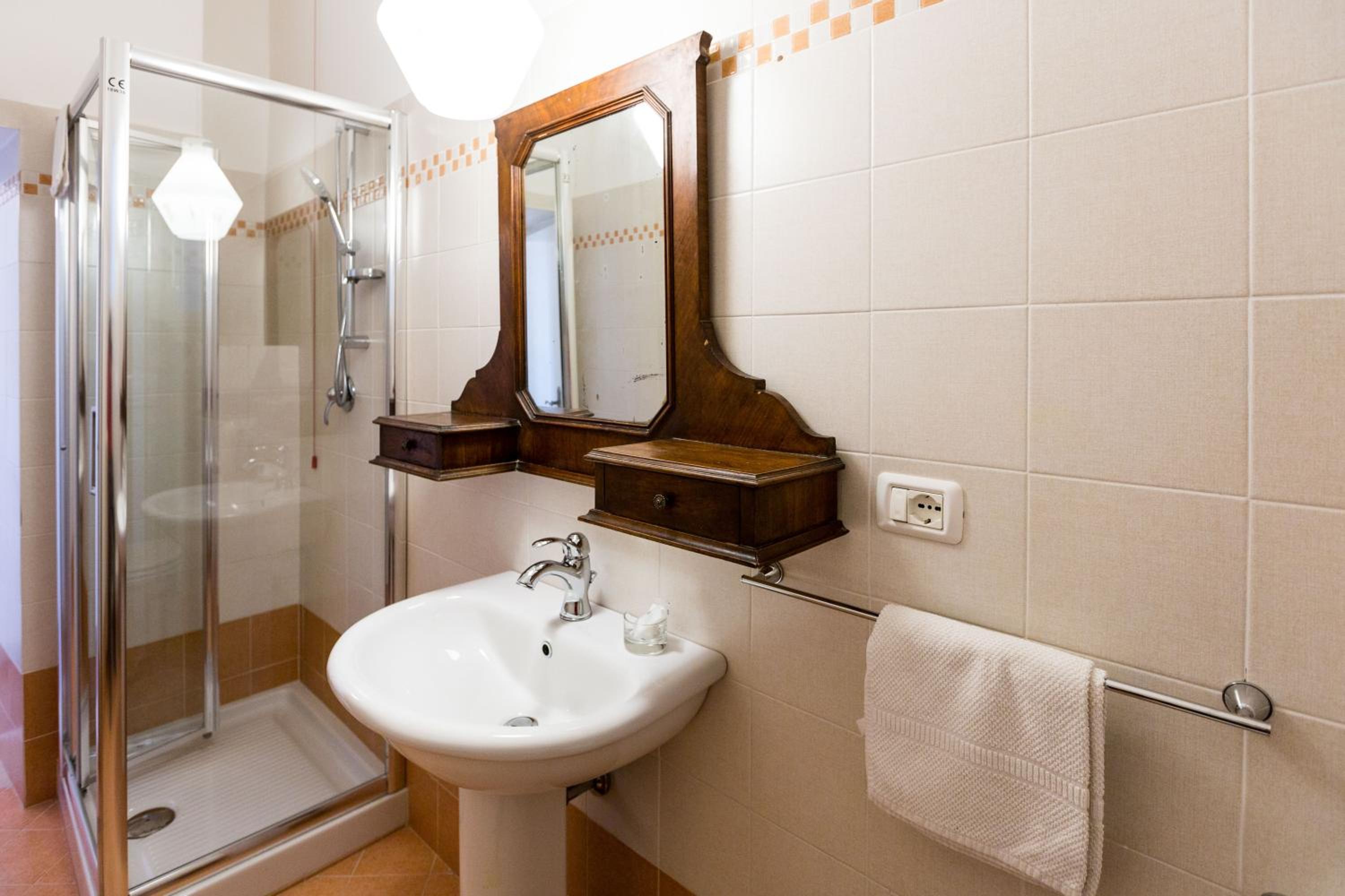 Deluxe Family Suite - Photo 17