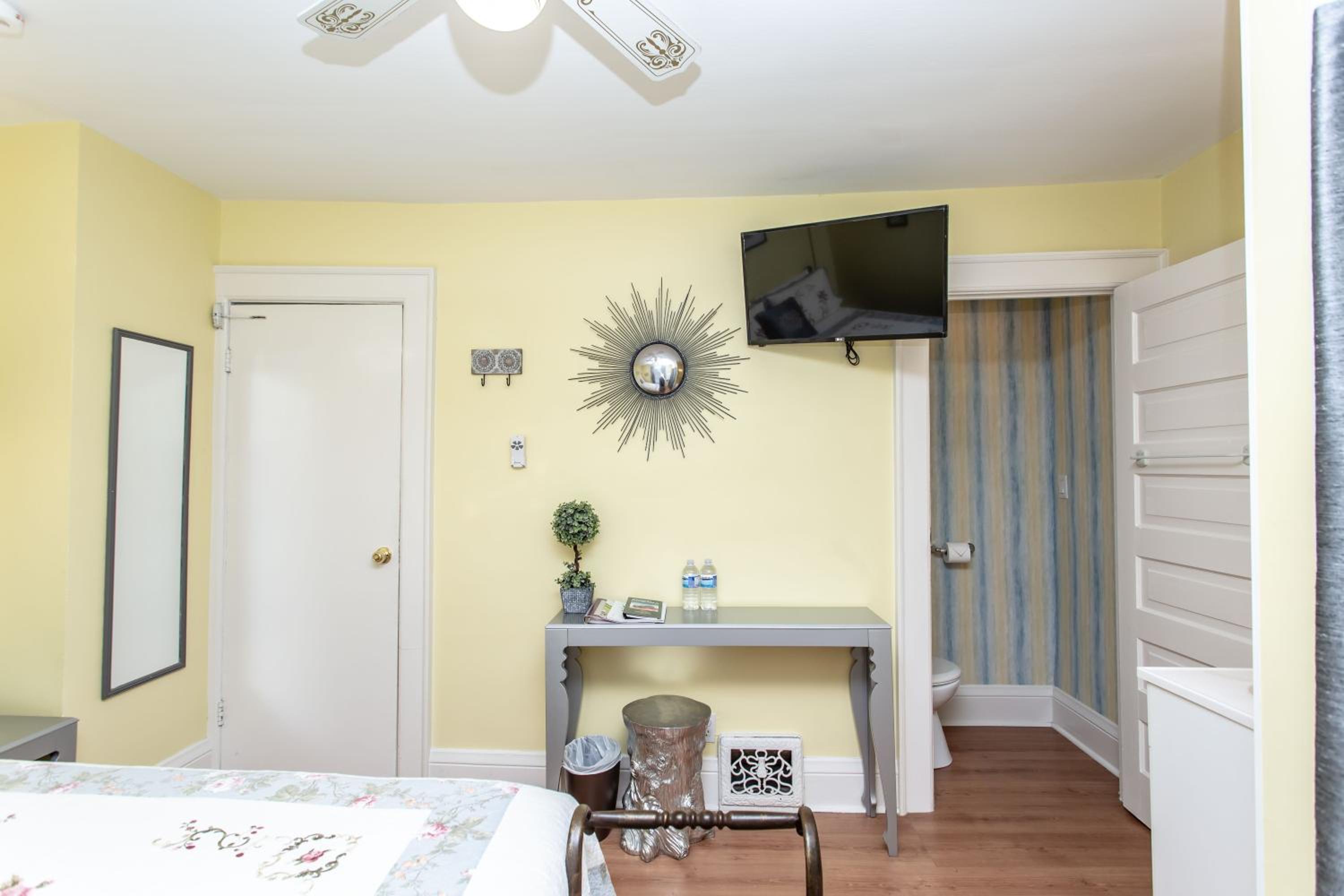 Queen Room - Yellow Room photo 3