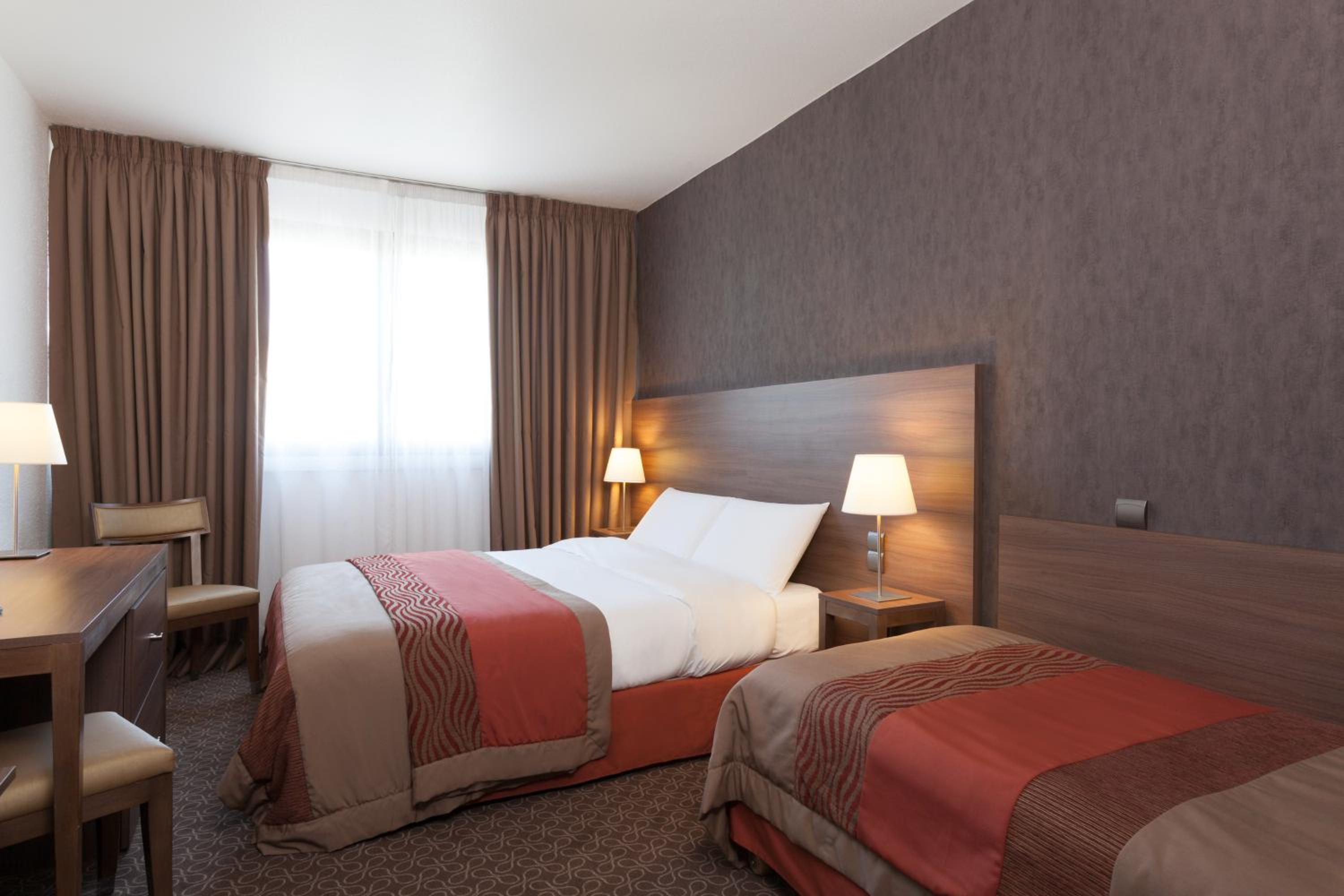 Classic Room with One Double Bed and One Single Bed - Photo 10