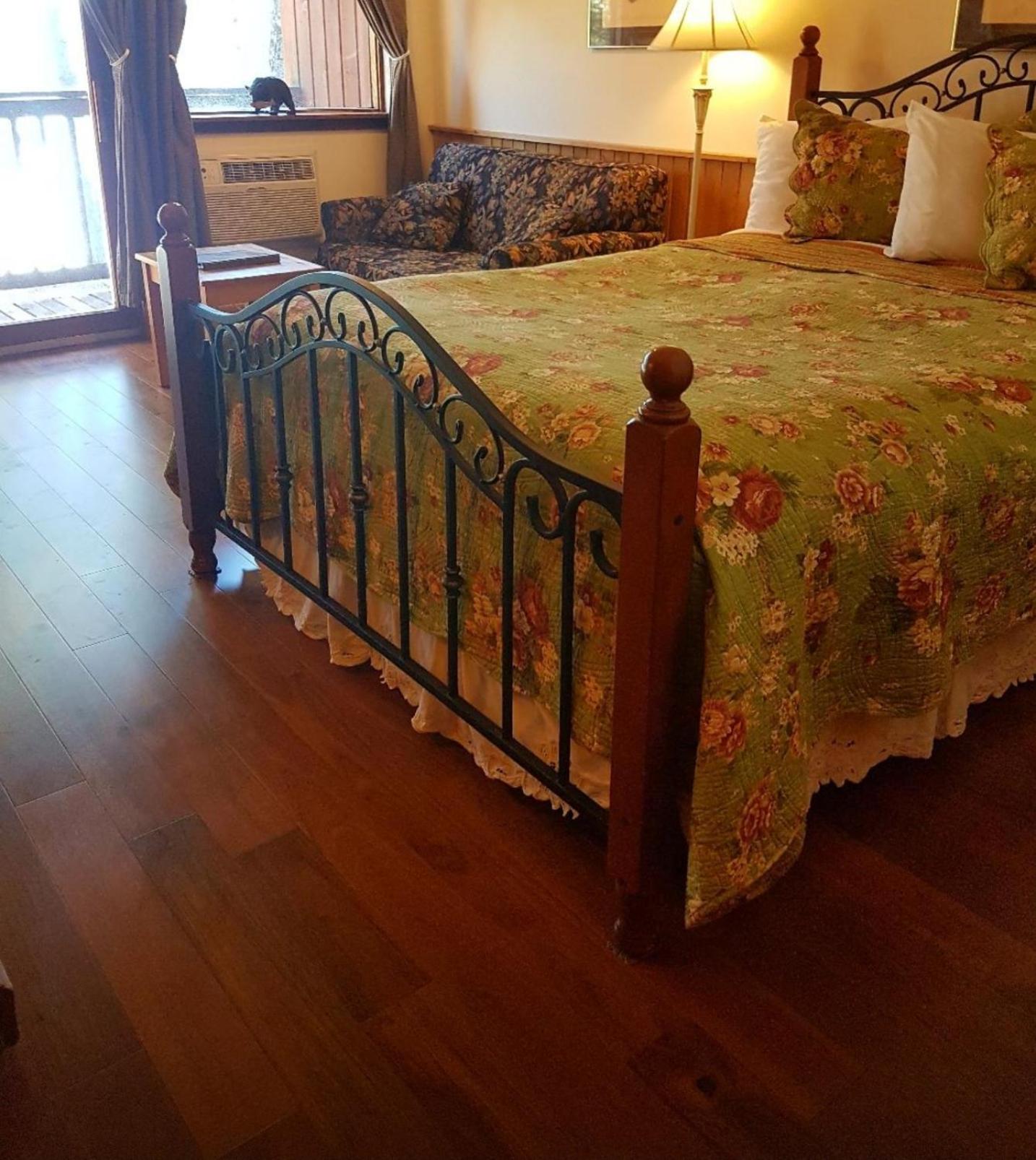 Queen Room with Fireplace photo 1