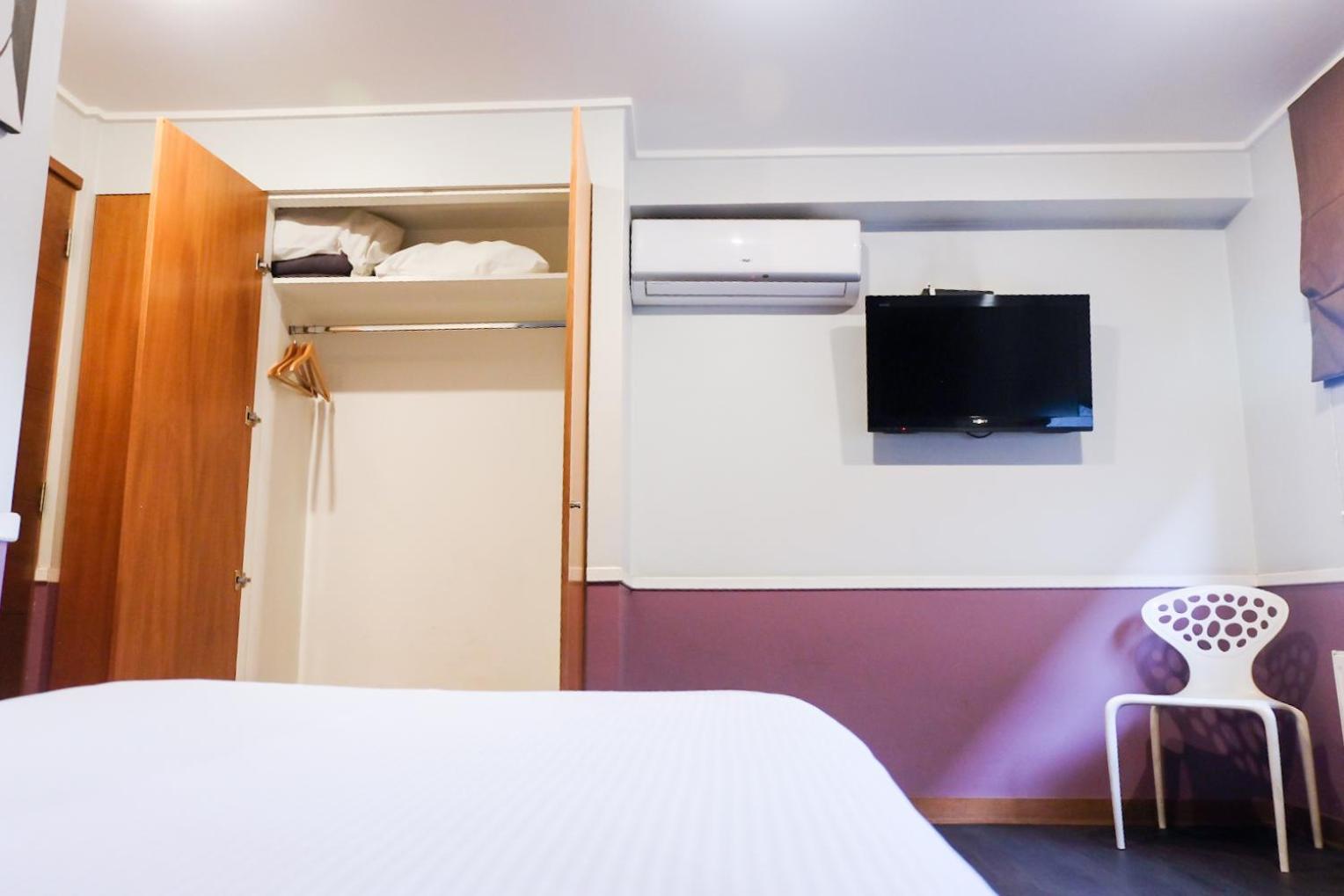 Twin Room with Private Bathroom photo 3