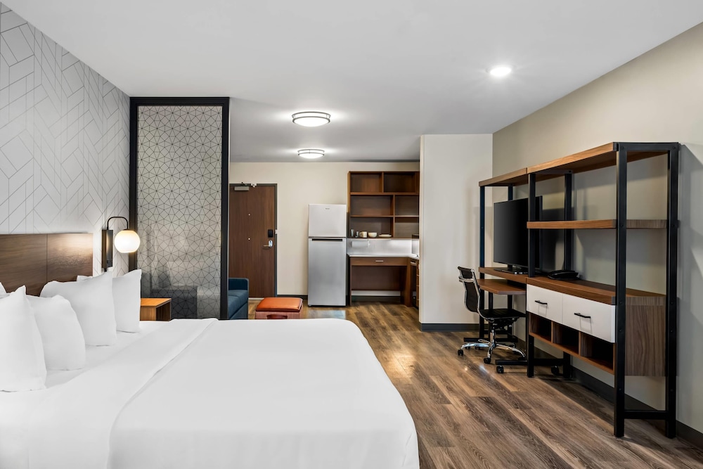 Suite, 1 King Bed, Accessible, Non Smoking (Accessible Tub) photo 2