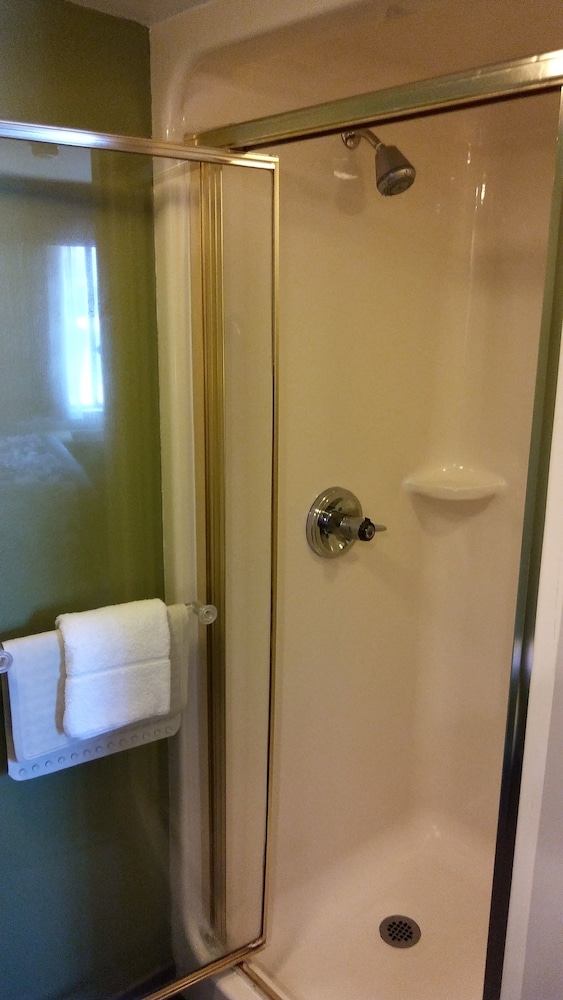 Standard Room, 1 Queen Bed, Non Smoking - Photo 3