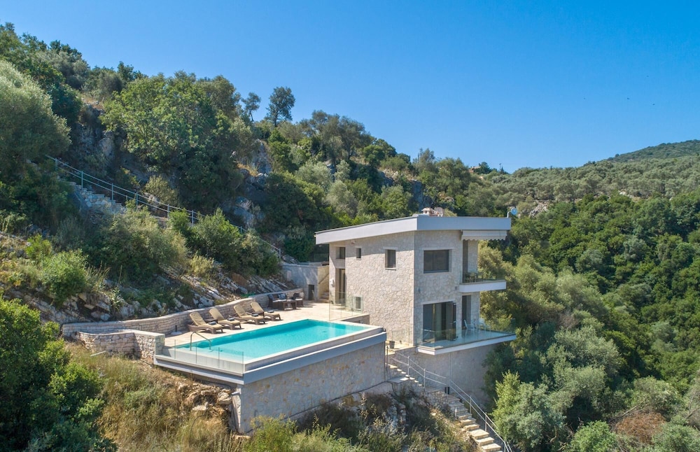 Villa photo 2