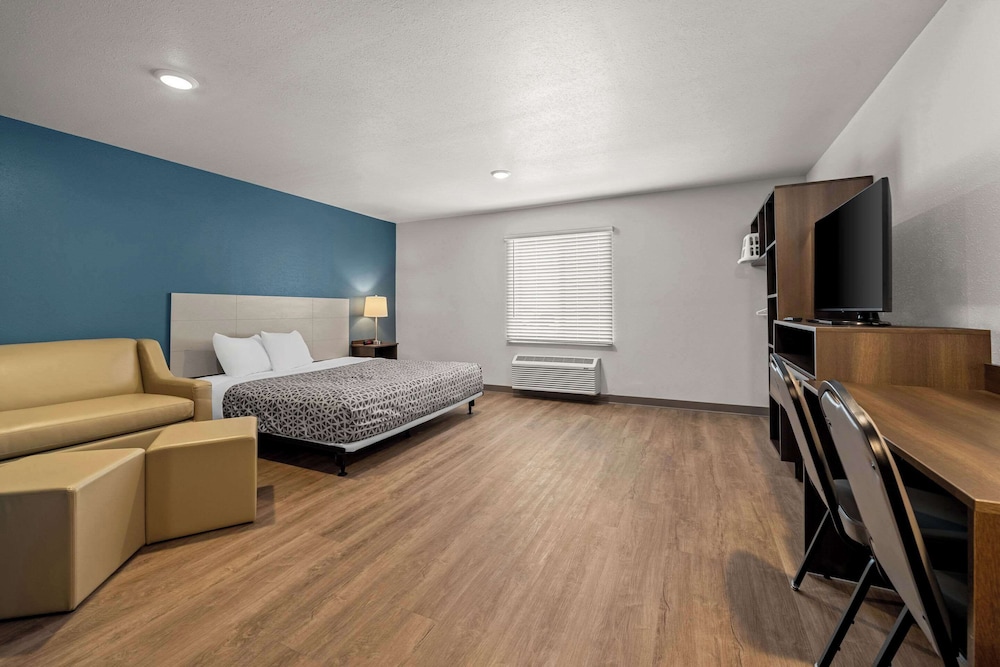 Suite, 1 King Bed, Accessible, Non Smoking