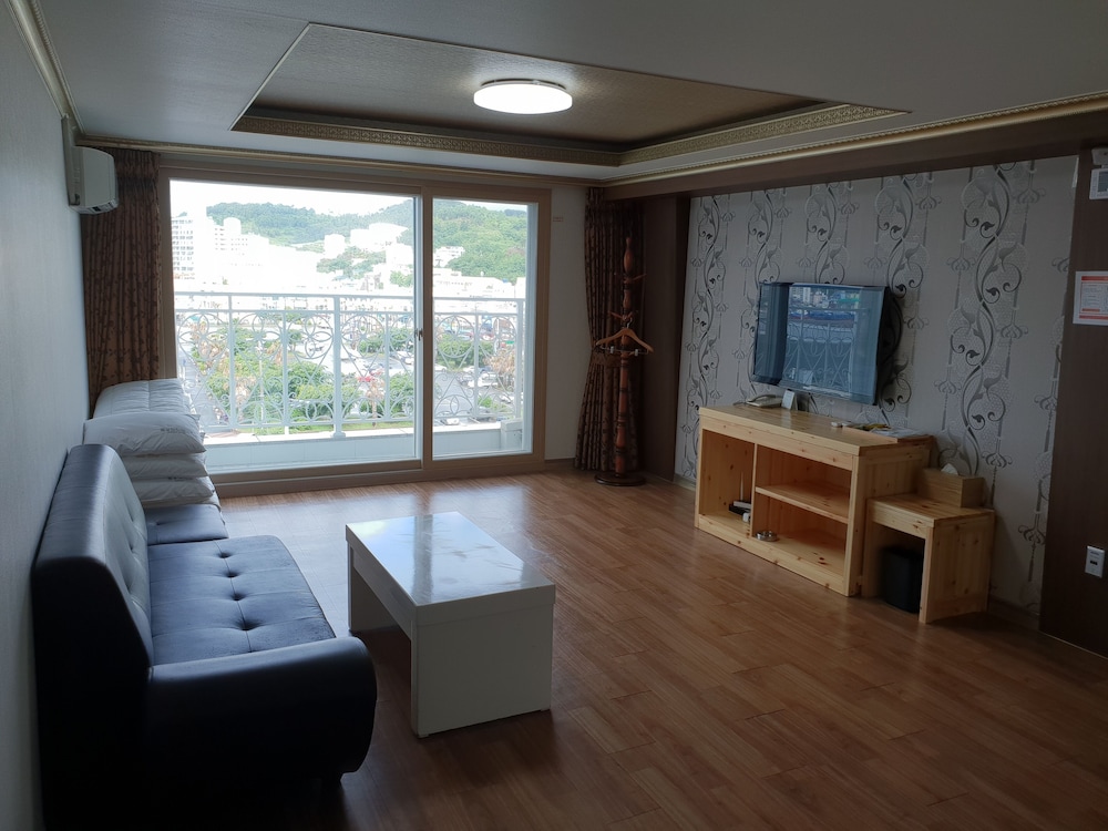 Family Room photo 1