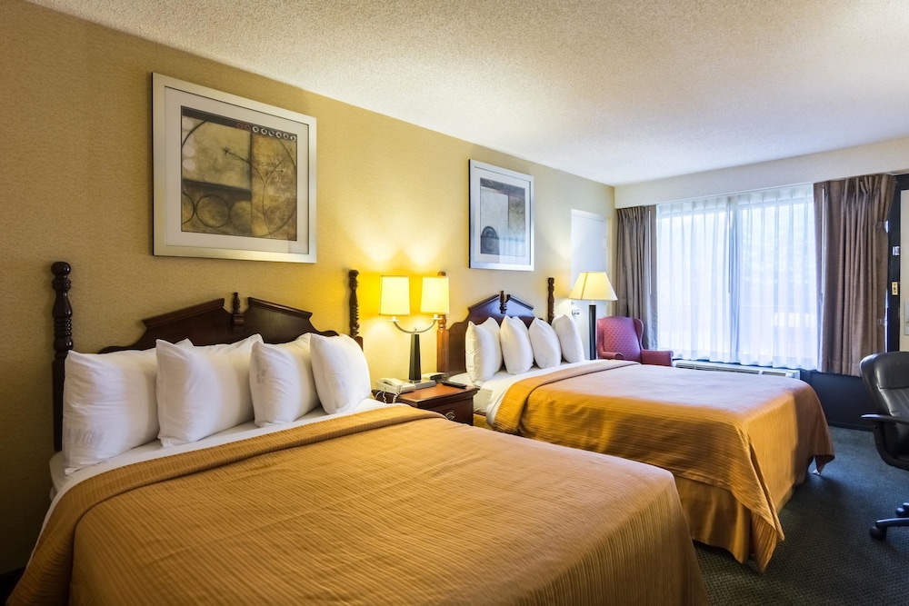 Standard Room, 2 Queen Beds, Smoking - Photo 8