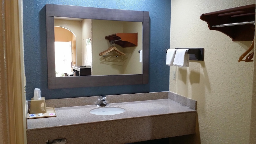 Americas Best Value Inn & Suites Houston NE, Photo 4