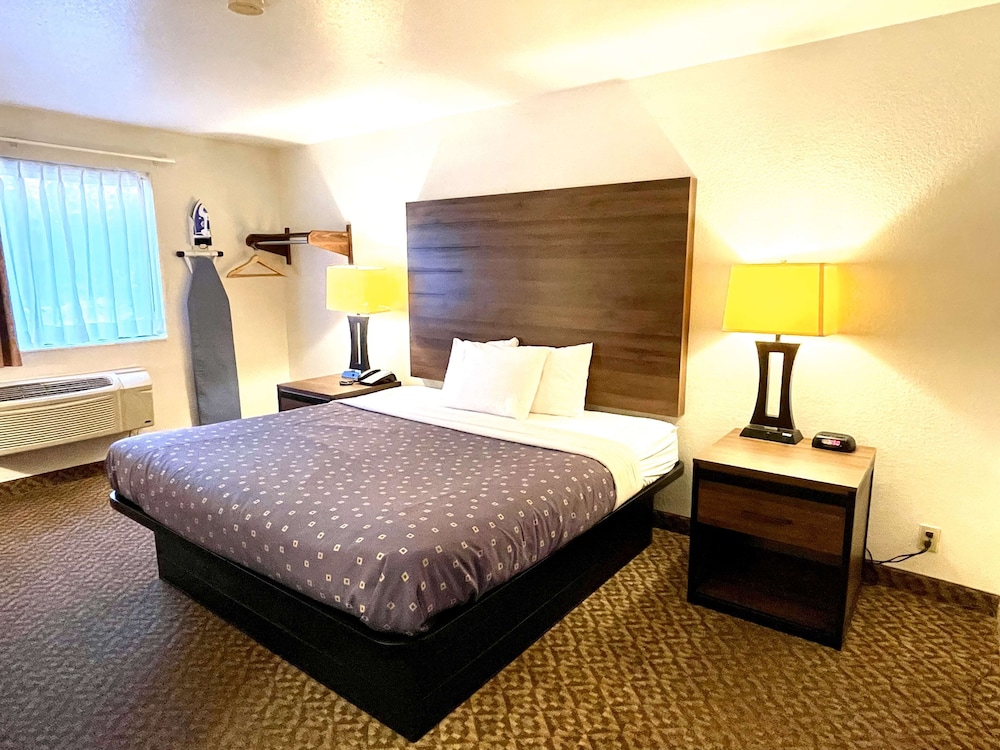 Standard Room, 1 King Bed, Non Smoking, Refrigerator & Microwave - Photo 3