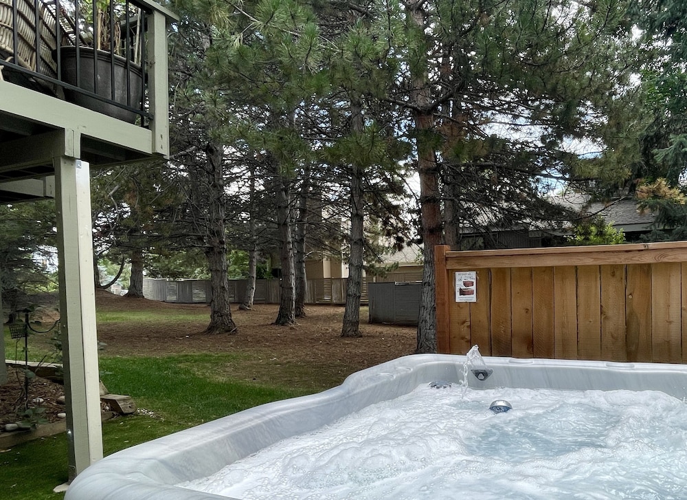 Apartment, 1 King Bed, Hot Tub, Garden View (579 Spindrift Ct Unit B) photo 3