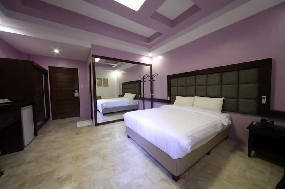 Superior Room, 1 Queen Bed photo 3