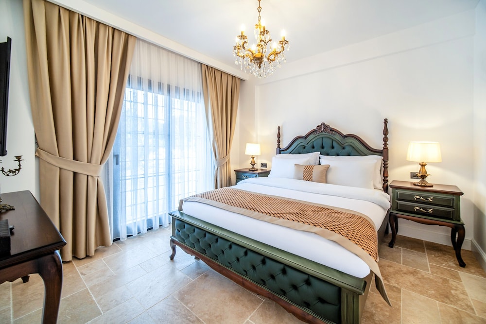 Premium Quadruple Room, 1 Bedroom, City View, Poolside