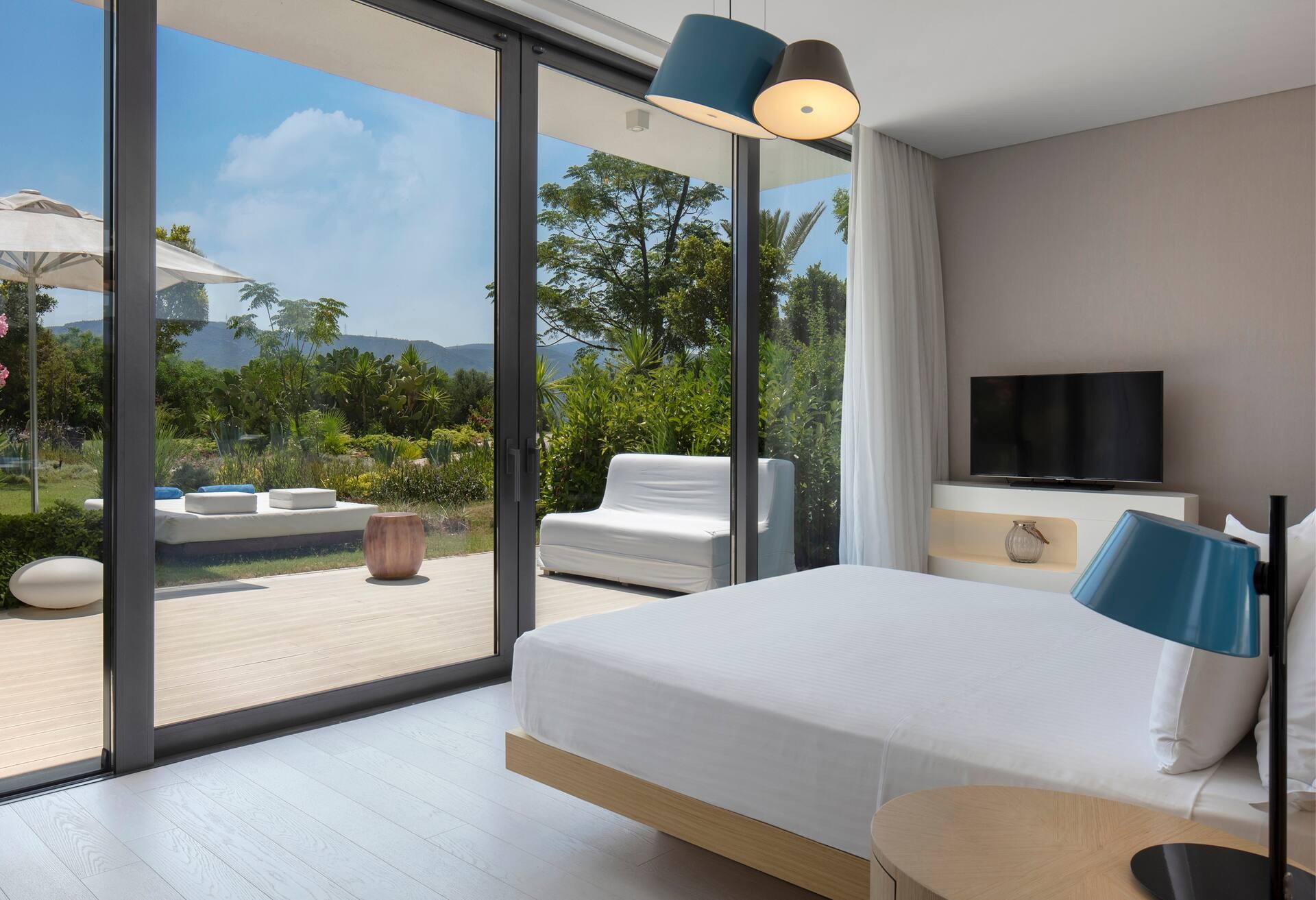 King Deluxe Accessible Room-partial Sea View