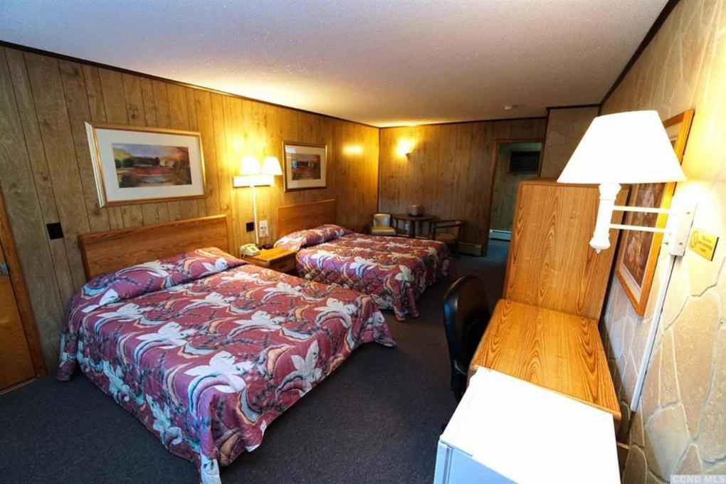 Deluxe Queen Room with Two Queen Beds photo 2