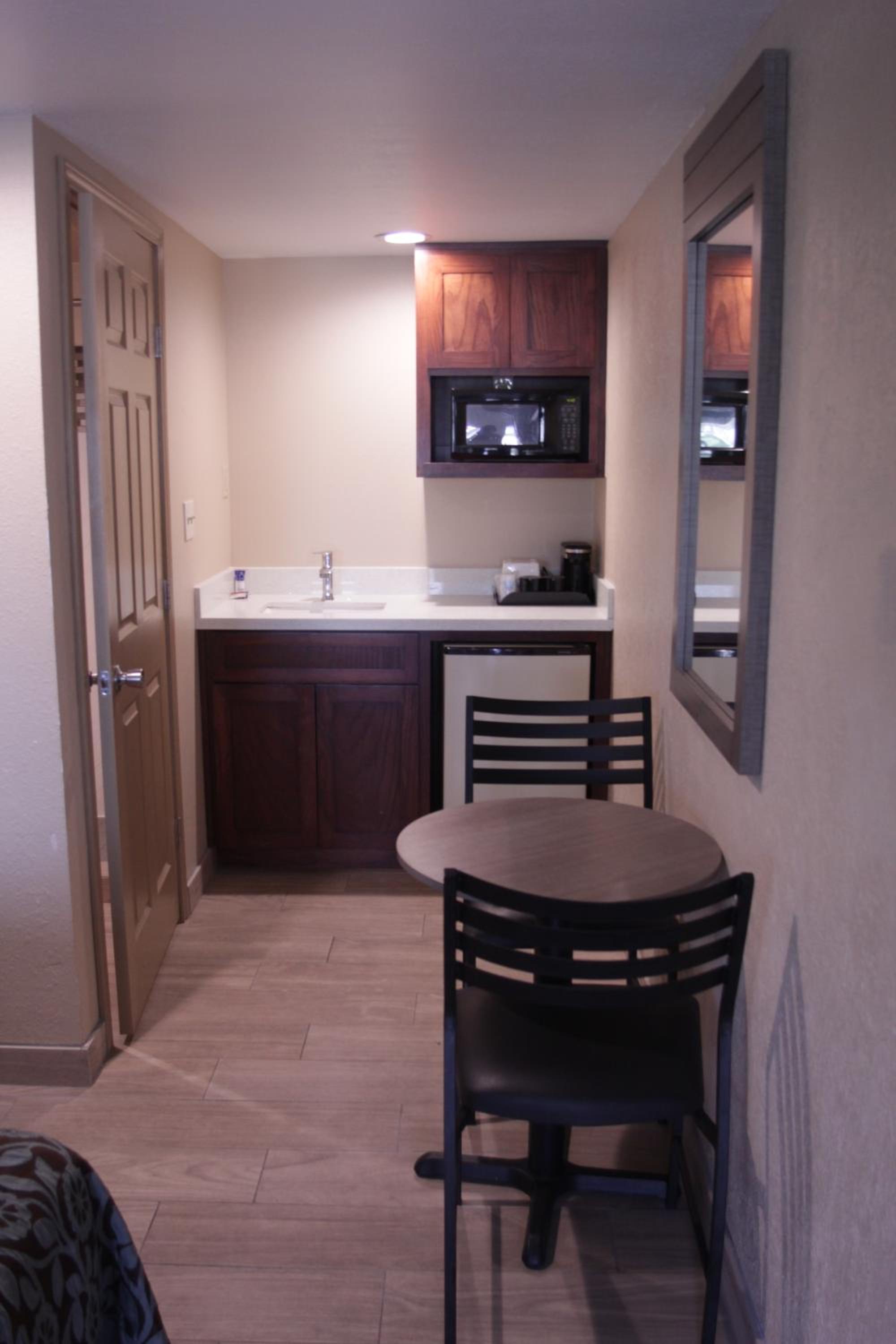 King Room - Non-Smoking - Photo 7