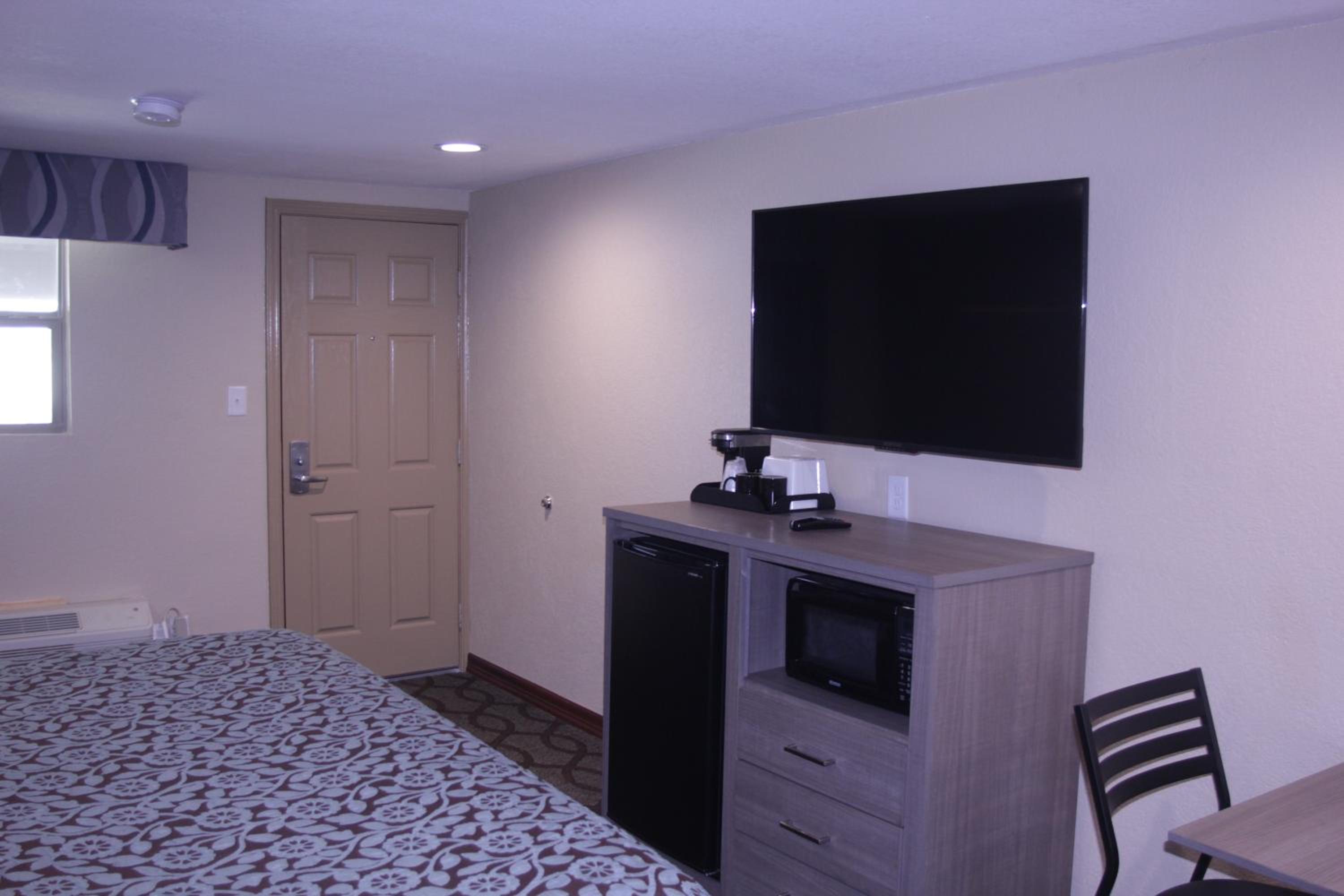 King Room - Non-Smoking - Photo 5