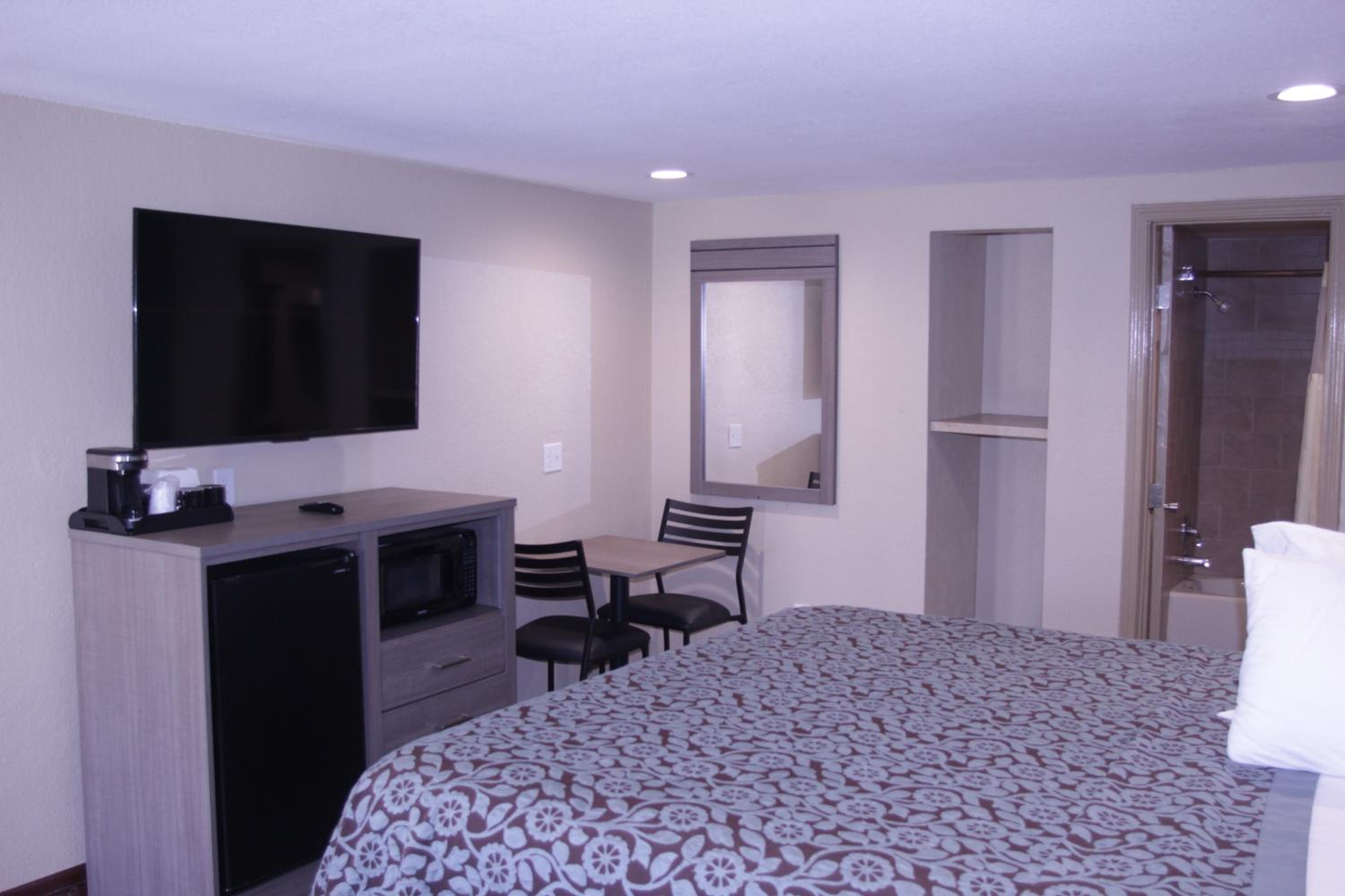 King Room - Non-Smoking - Photo 4