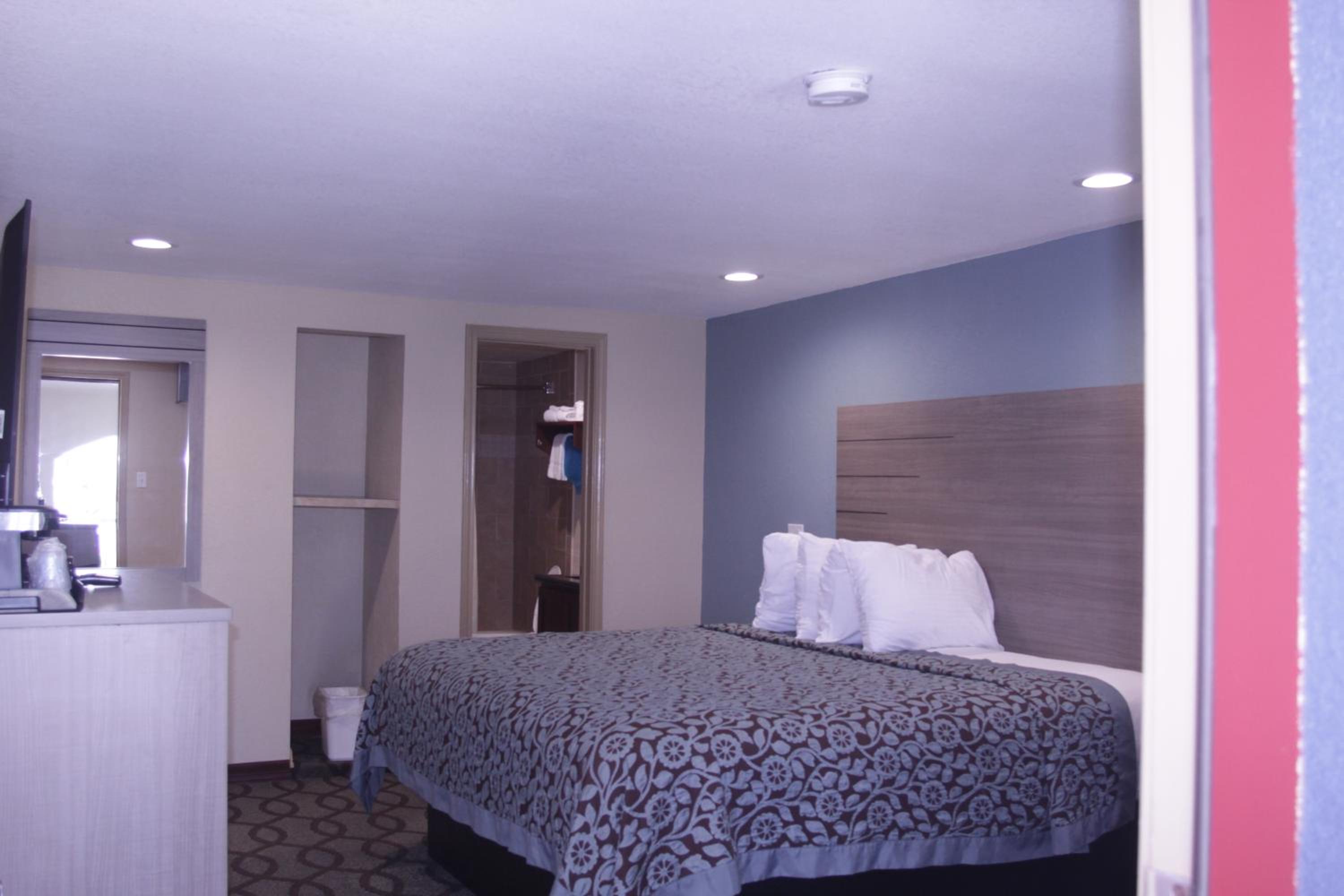 King Room - Non-Smoking - Photo 2