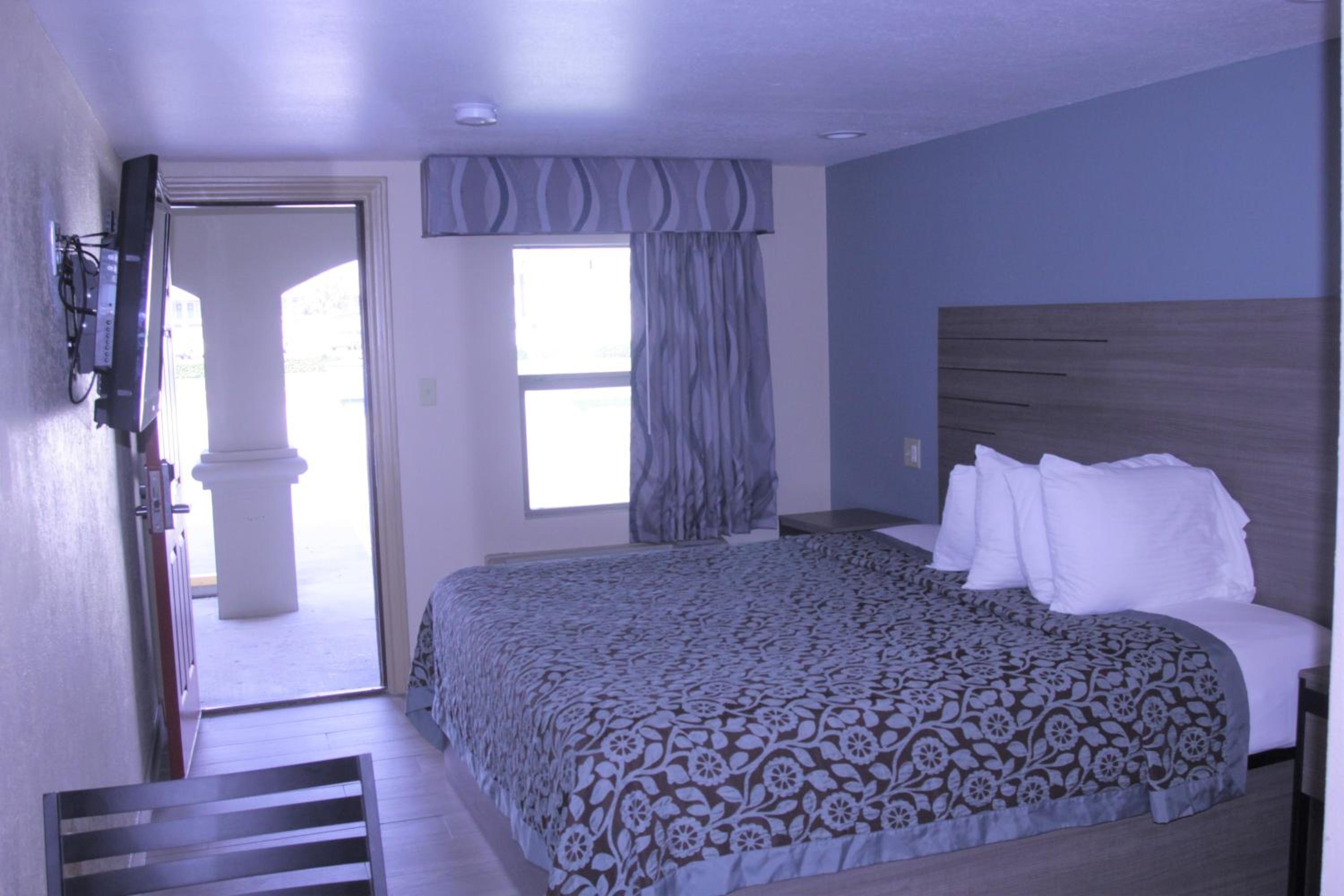 King Room - Non-Smoking - Photo 8
