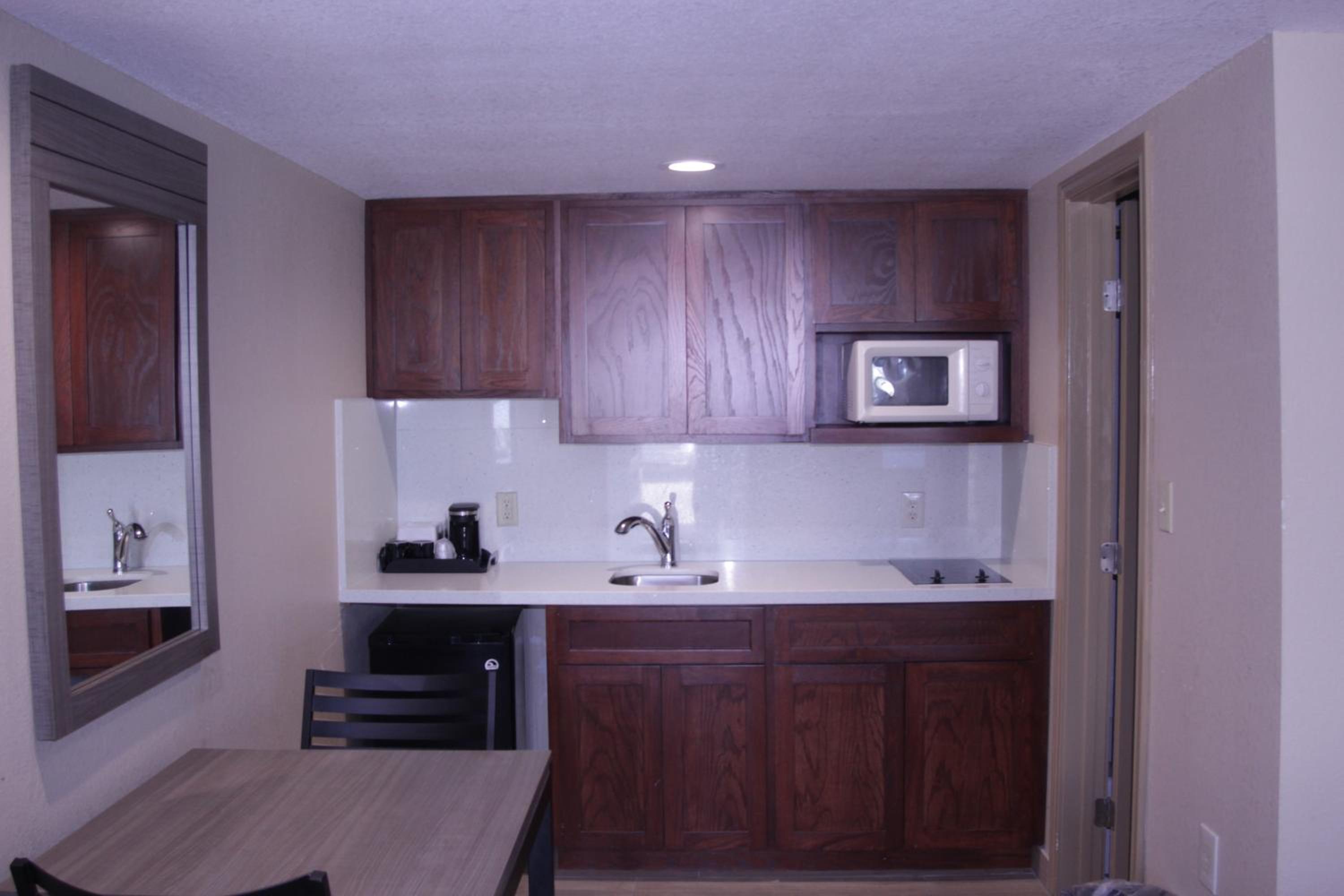King Room with Kitchen - Photo 7