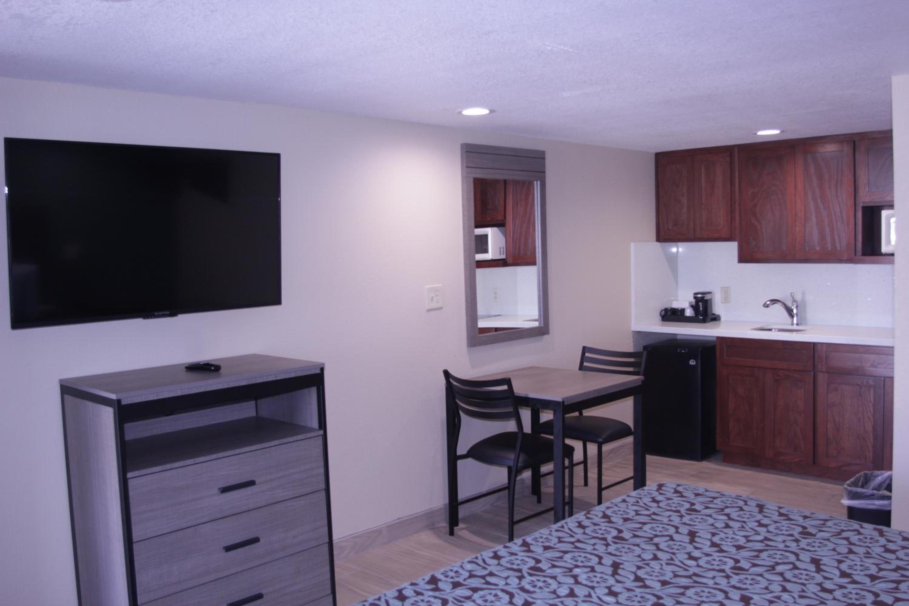 King Room with Kitchen - Photo 1