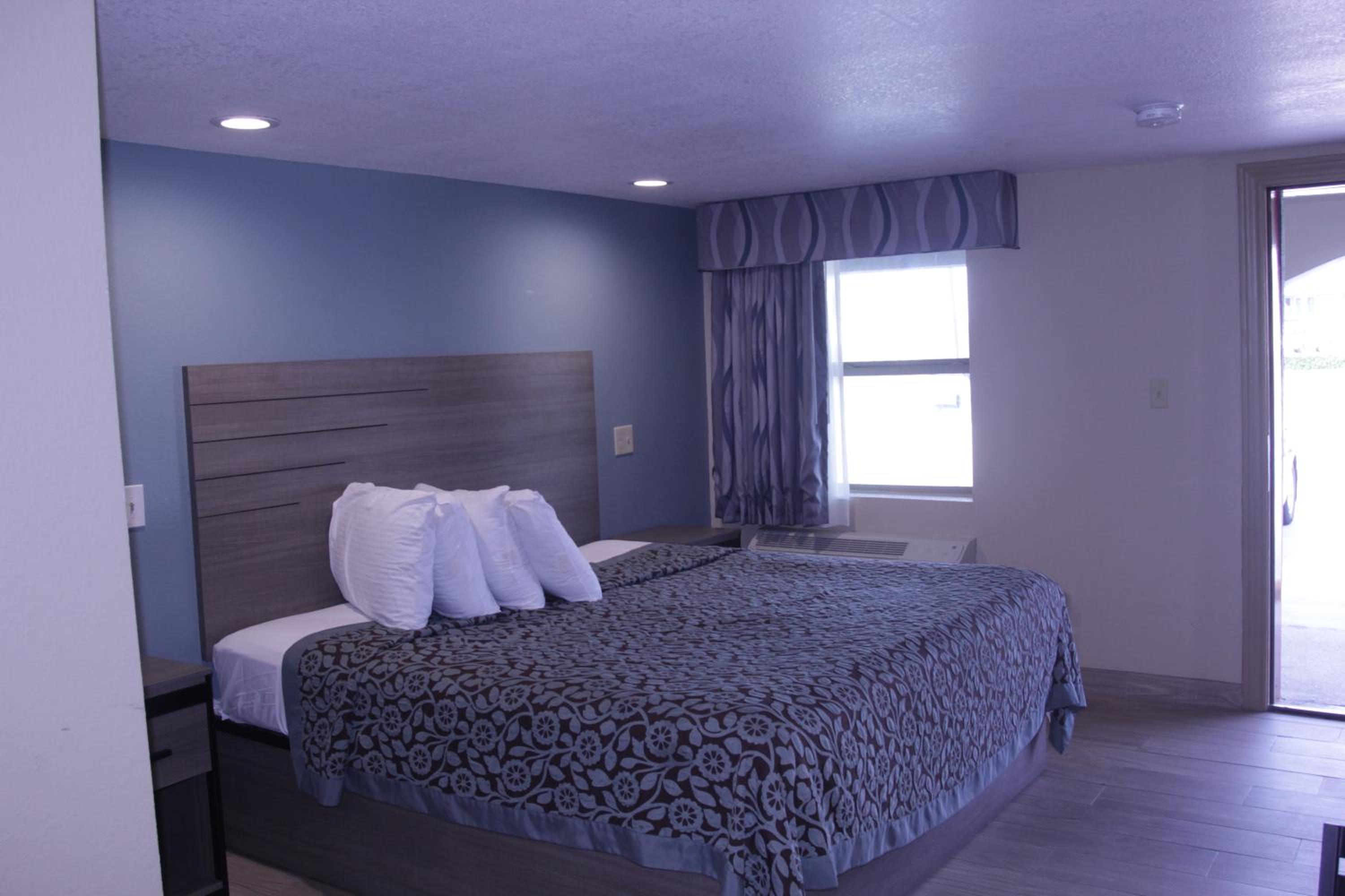King Room with Kitchen - Photo 3