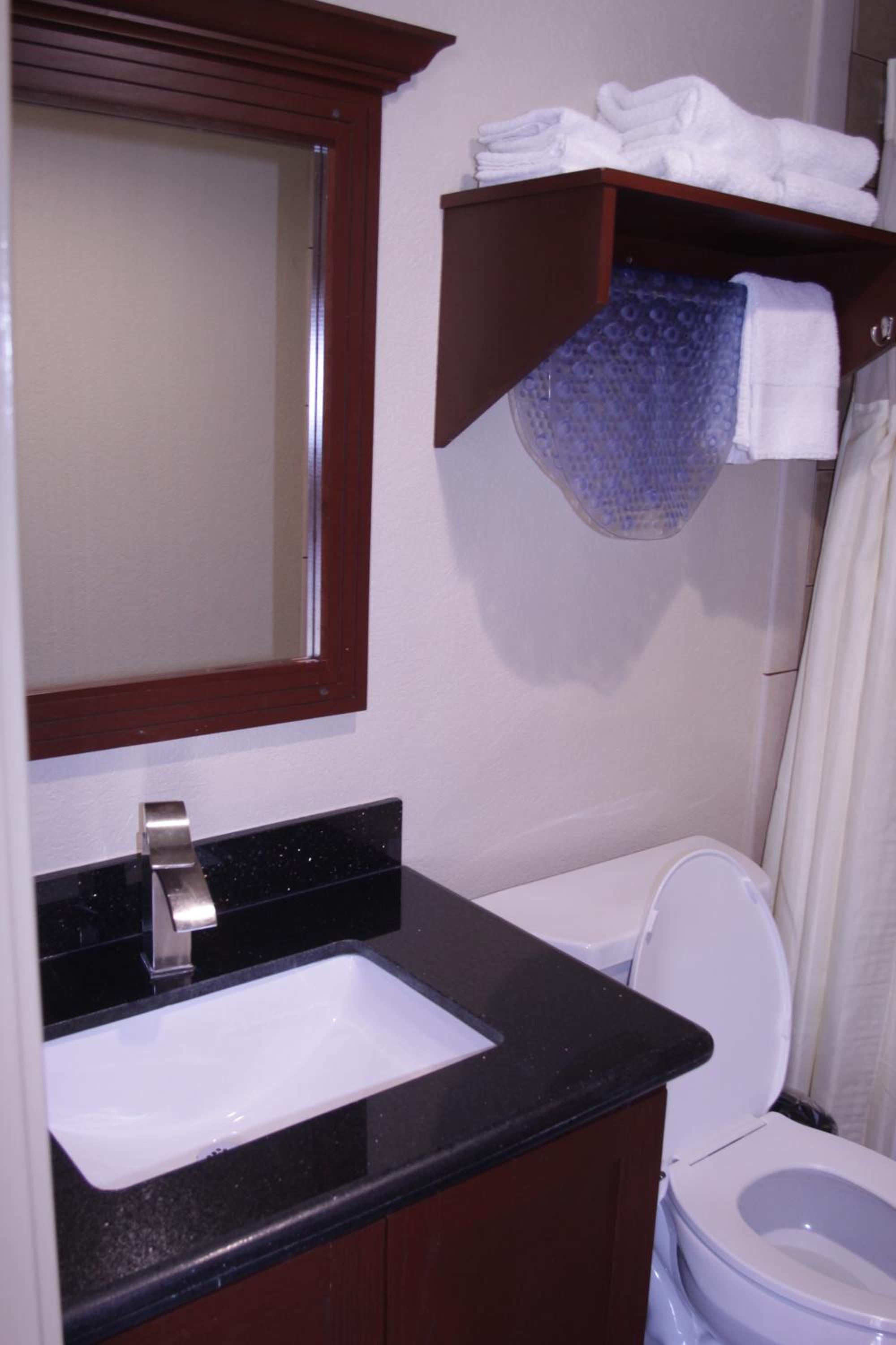 Queen Room with Two Queen Beds with Kitchen - Photo 5