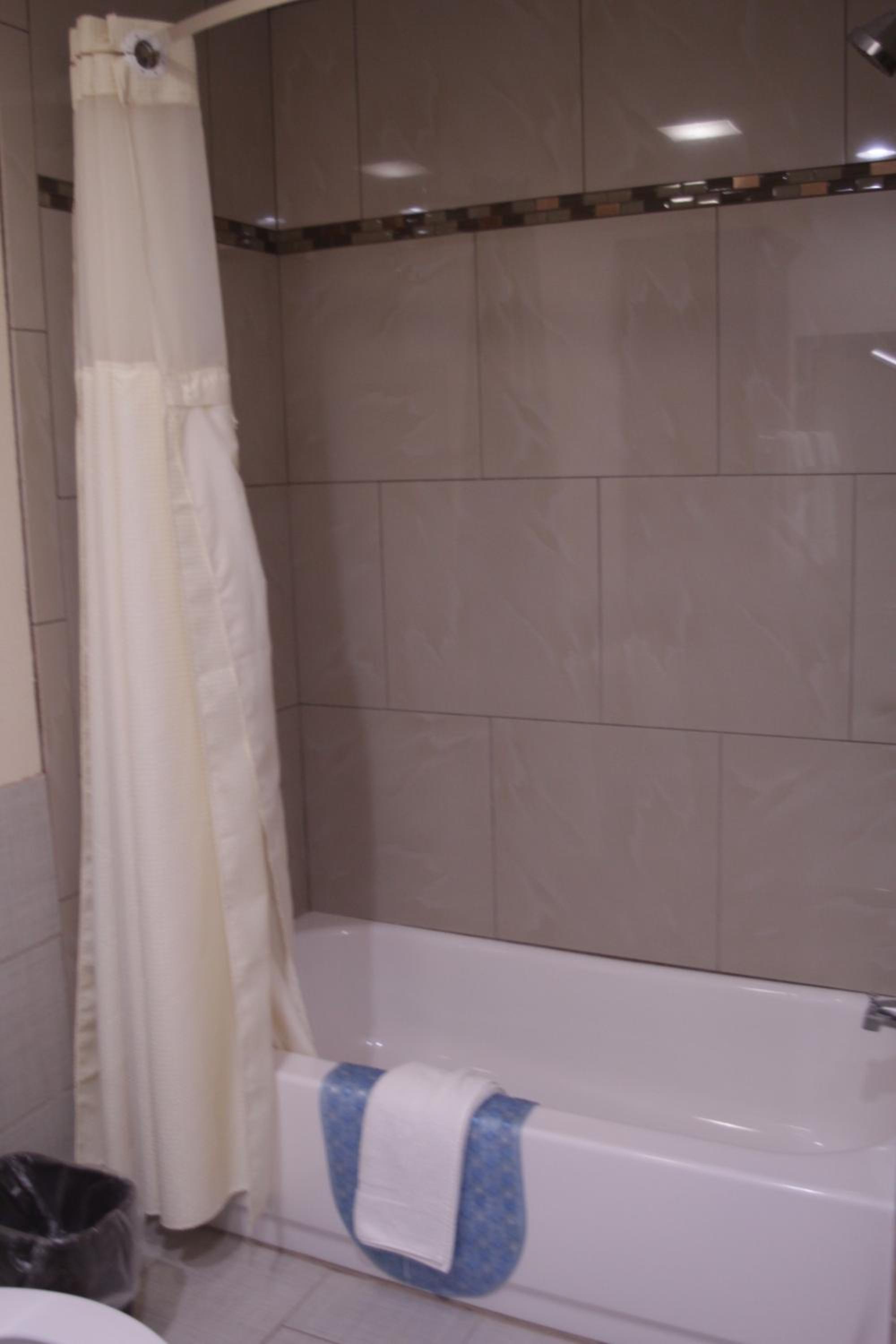Queen Suite - Photo 11