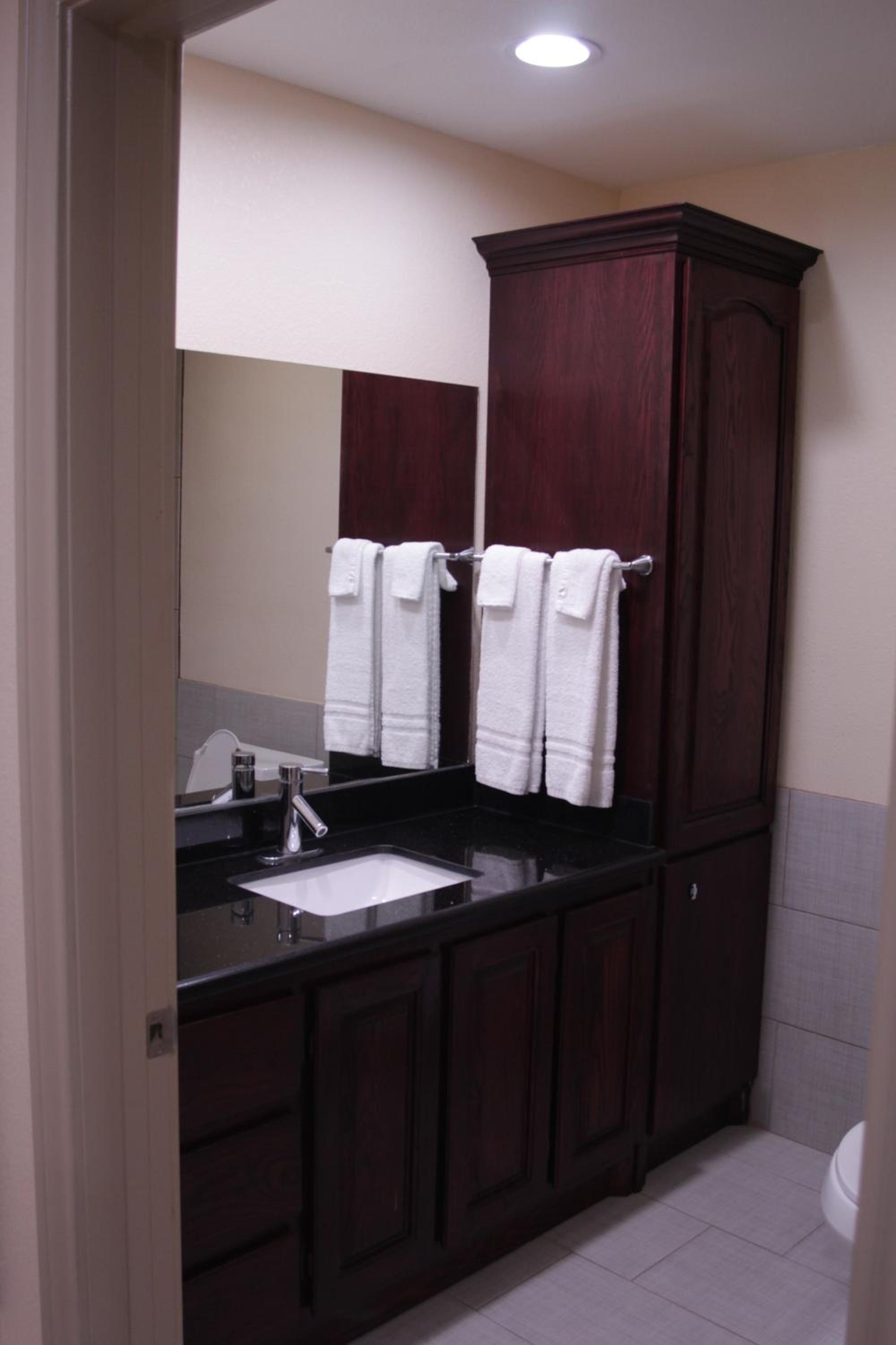 Queen Suite - Photo 2