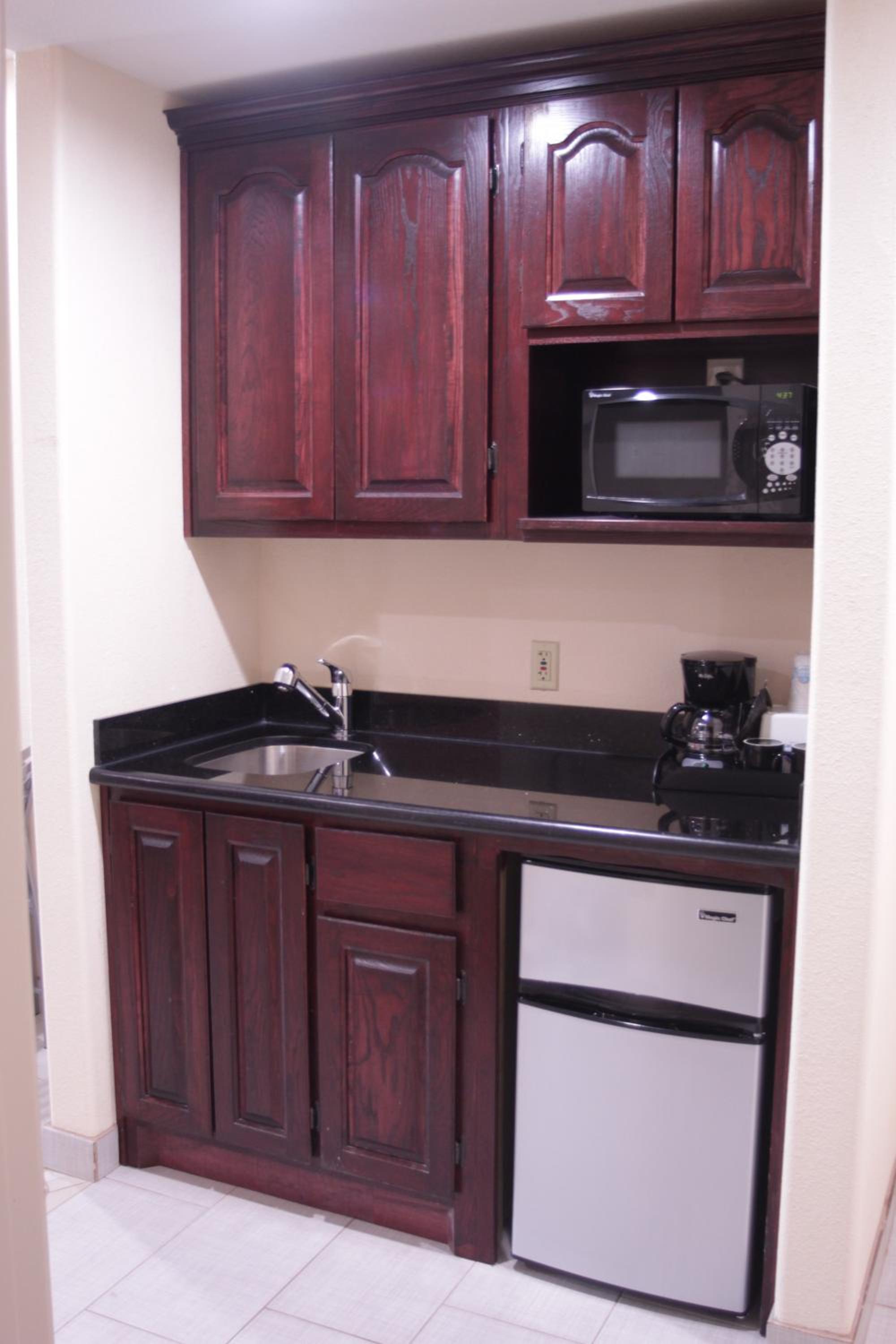 Queen Suite - Photo 9