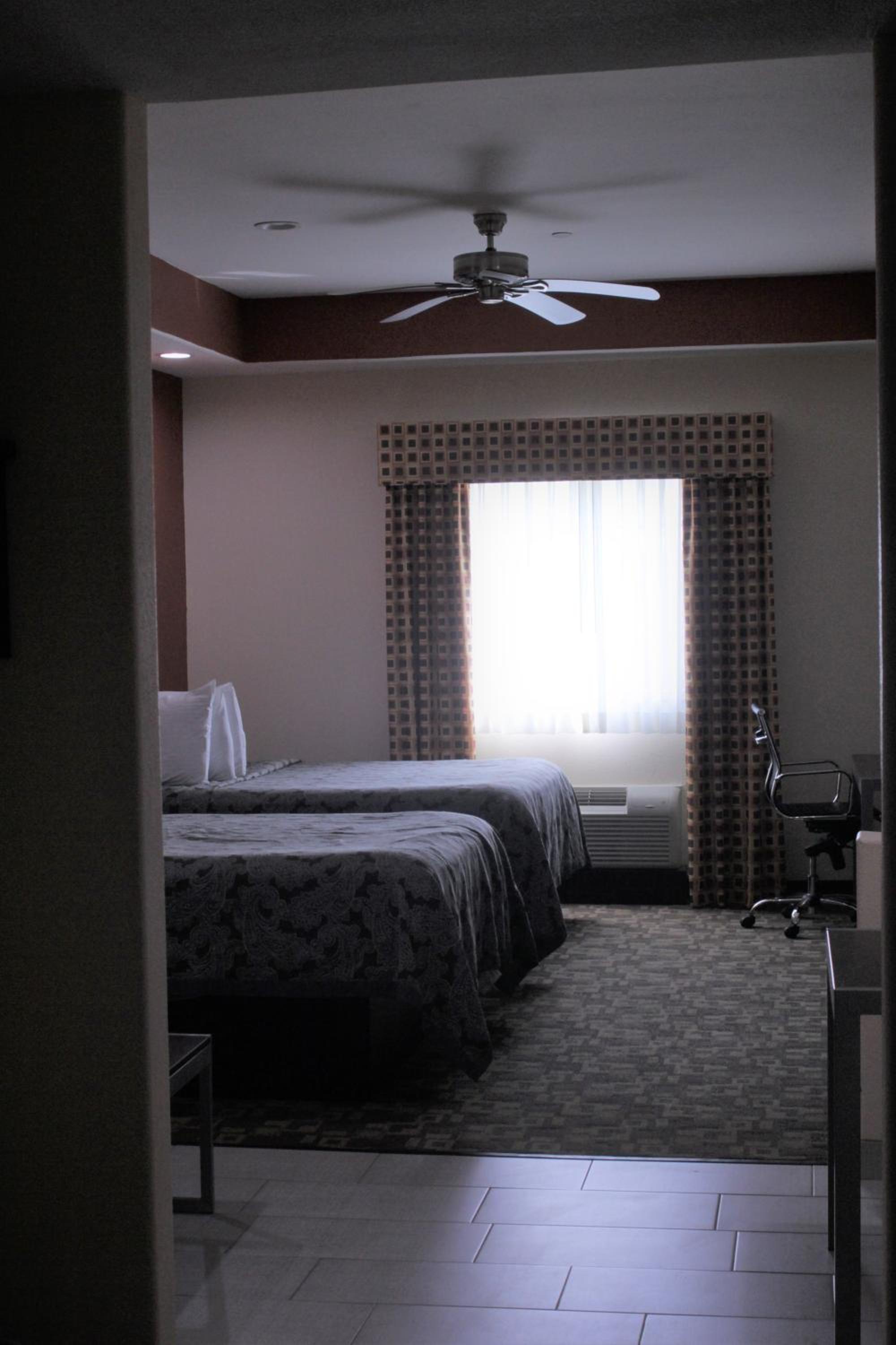 Queen Suite - Photo 10