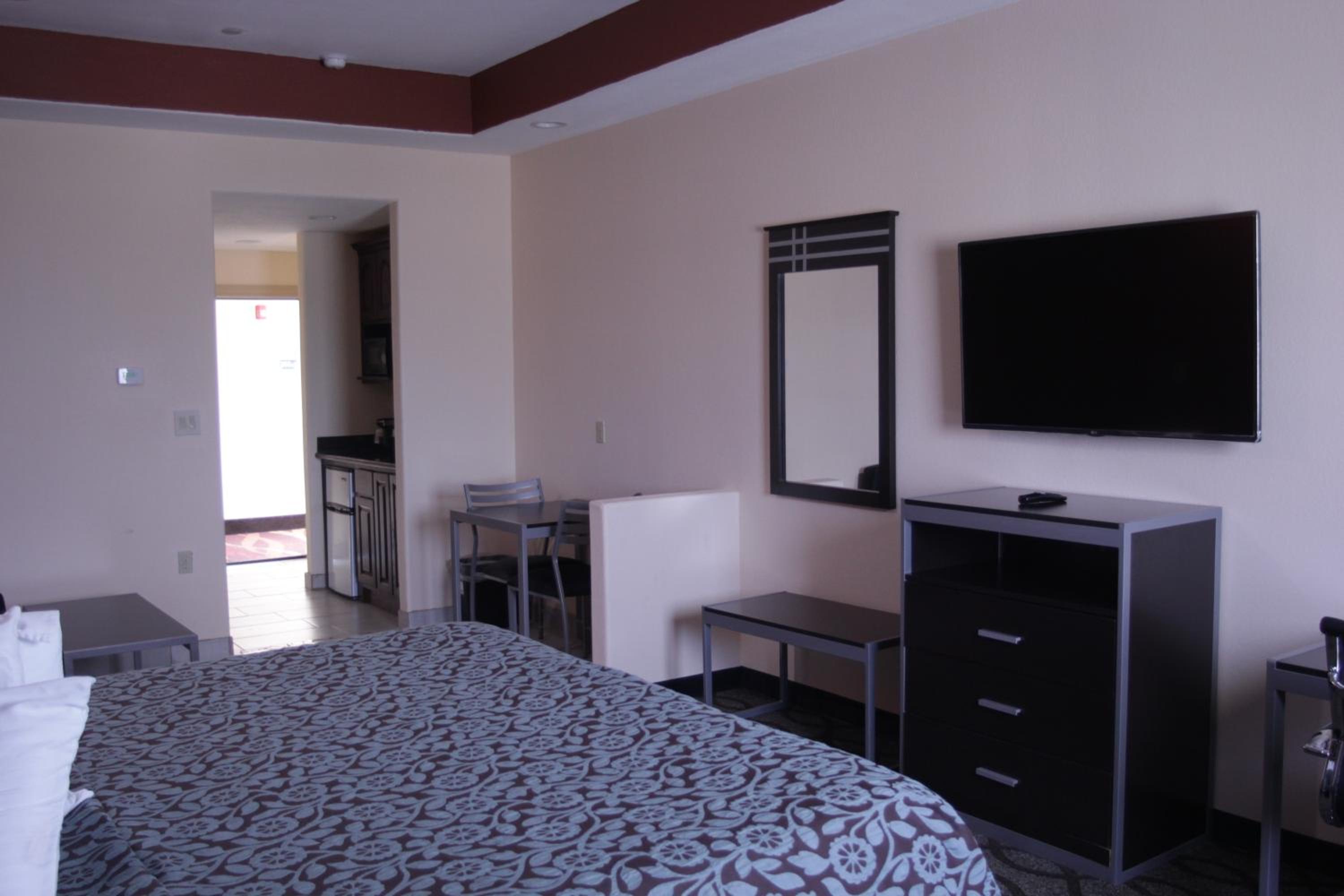Queen Suite - Photo 1