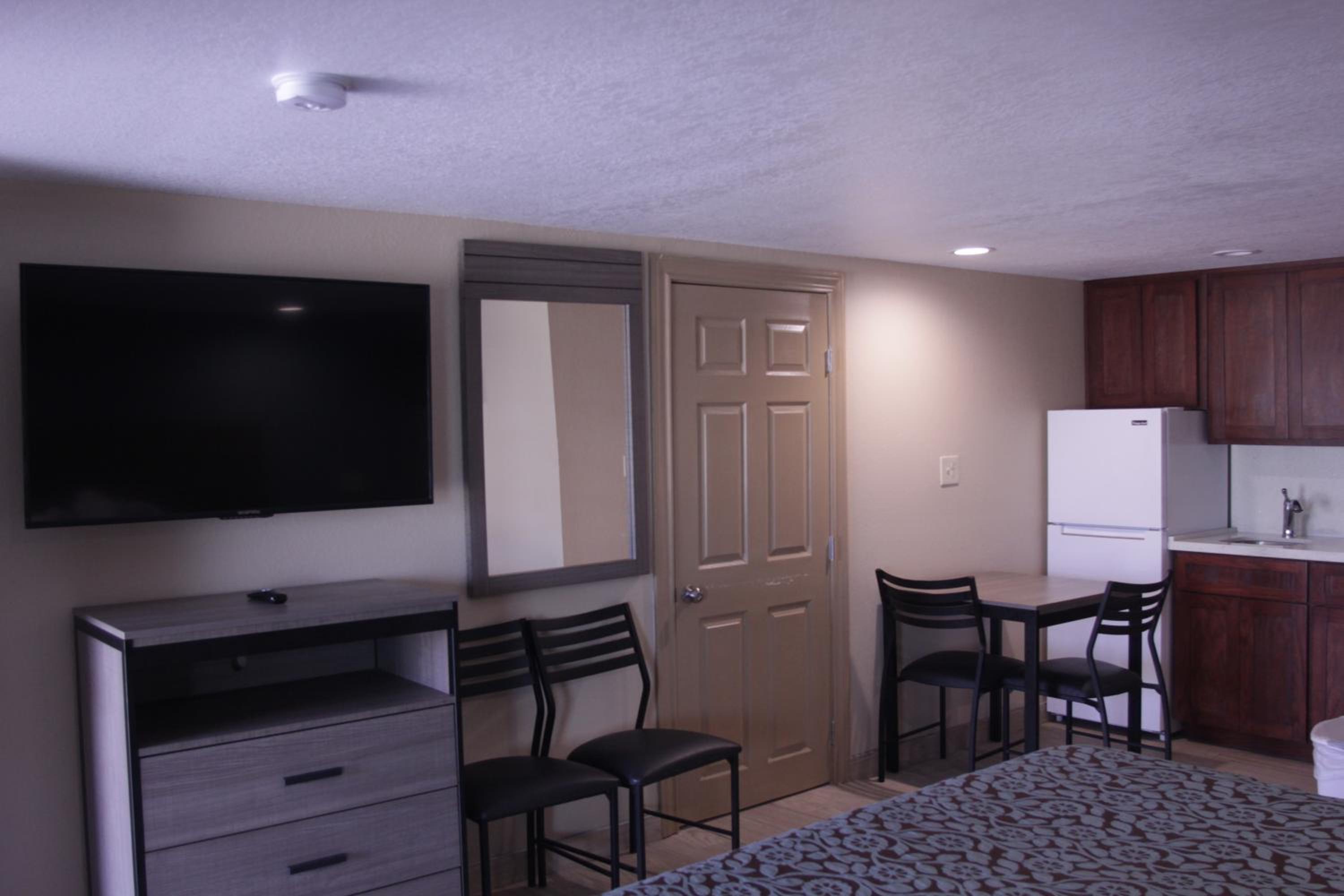 Two-Bedroom Suite - Photo 6