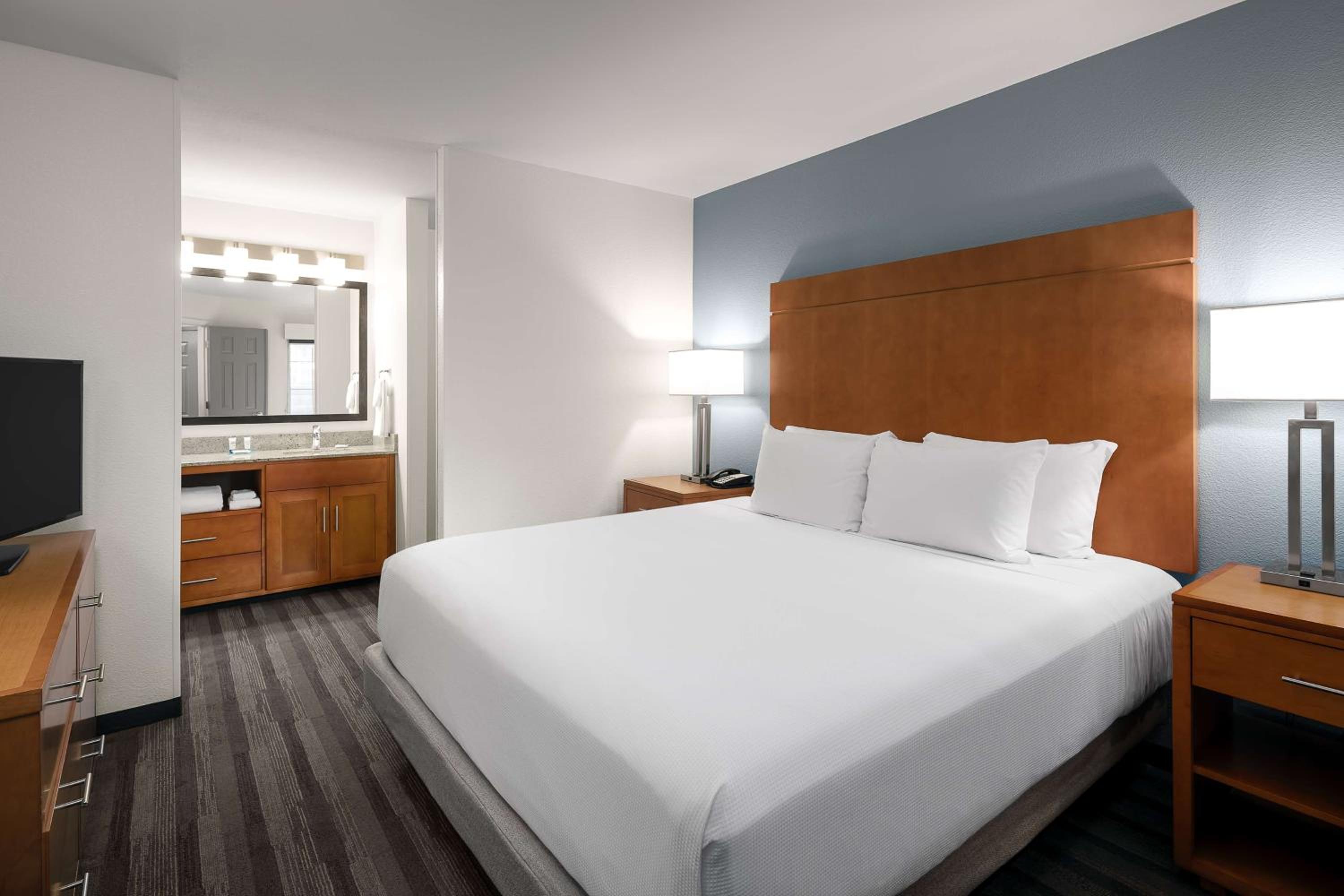 One-Bedroom King Suite - Photo 4
